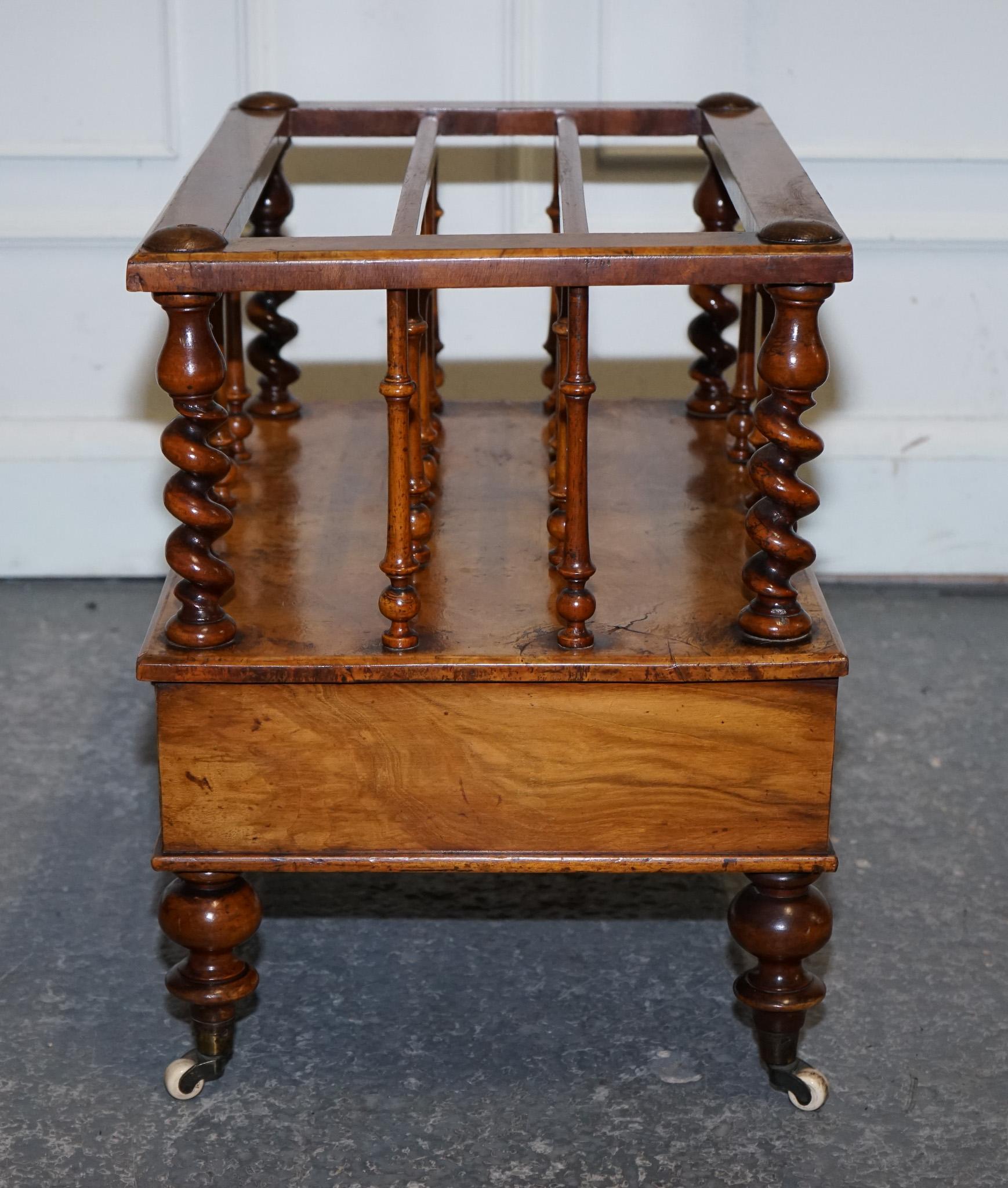 FINA COLUMNA ANTIGUA VICTORIANA 1860 BURR WALNUT CANTERBURY MAGAZINE RACK BOBBiN en venta 5
