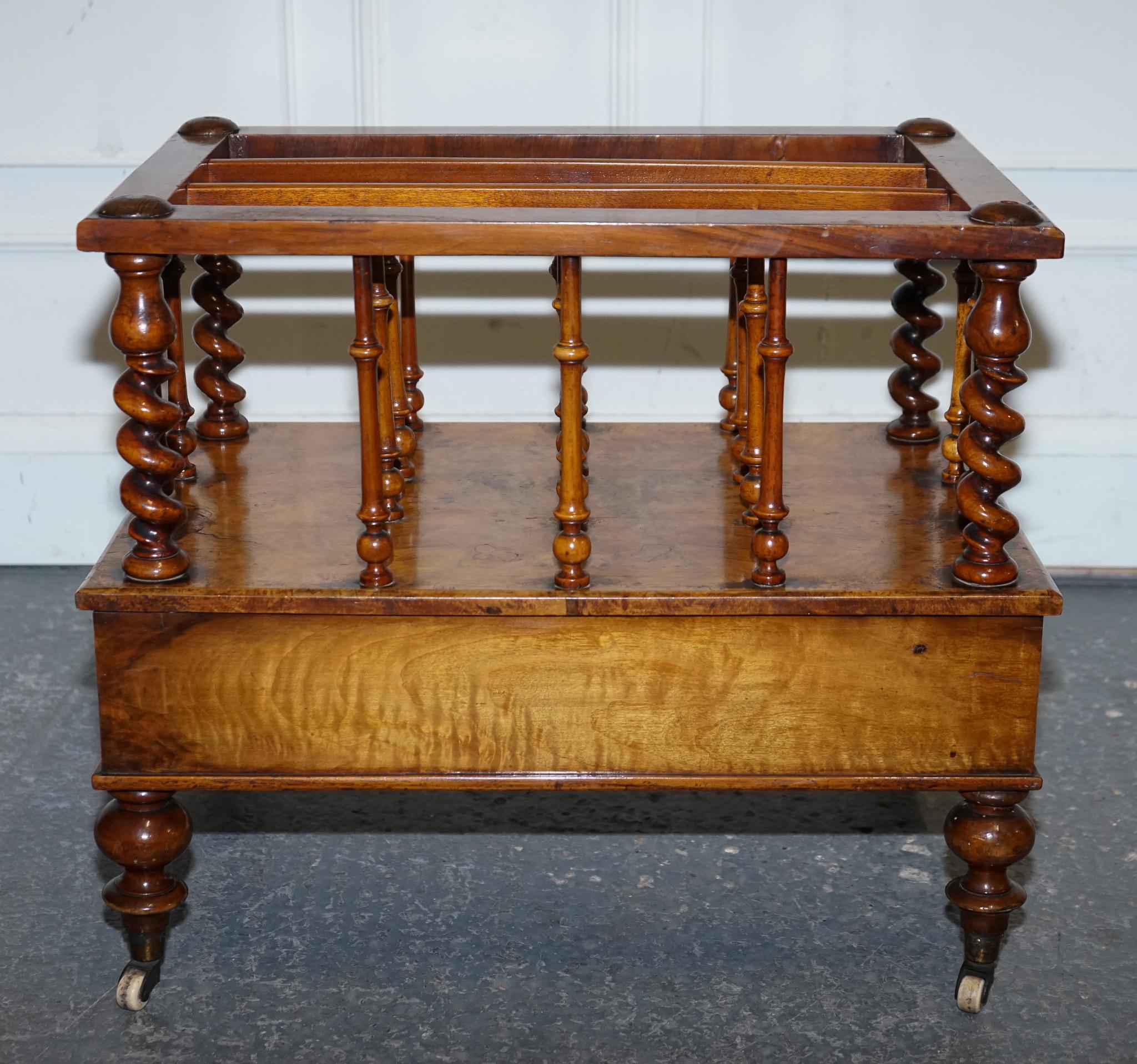 FINA COLUMNA ANTIGUA VICTORIANA 1860 BURR WALNUT CANTERBURY MAGAZINE RACK BOBBiN en venta 6