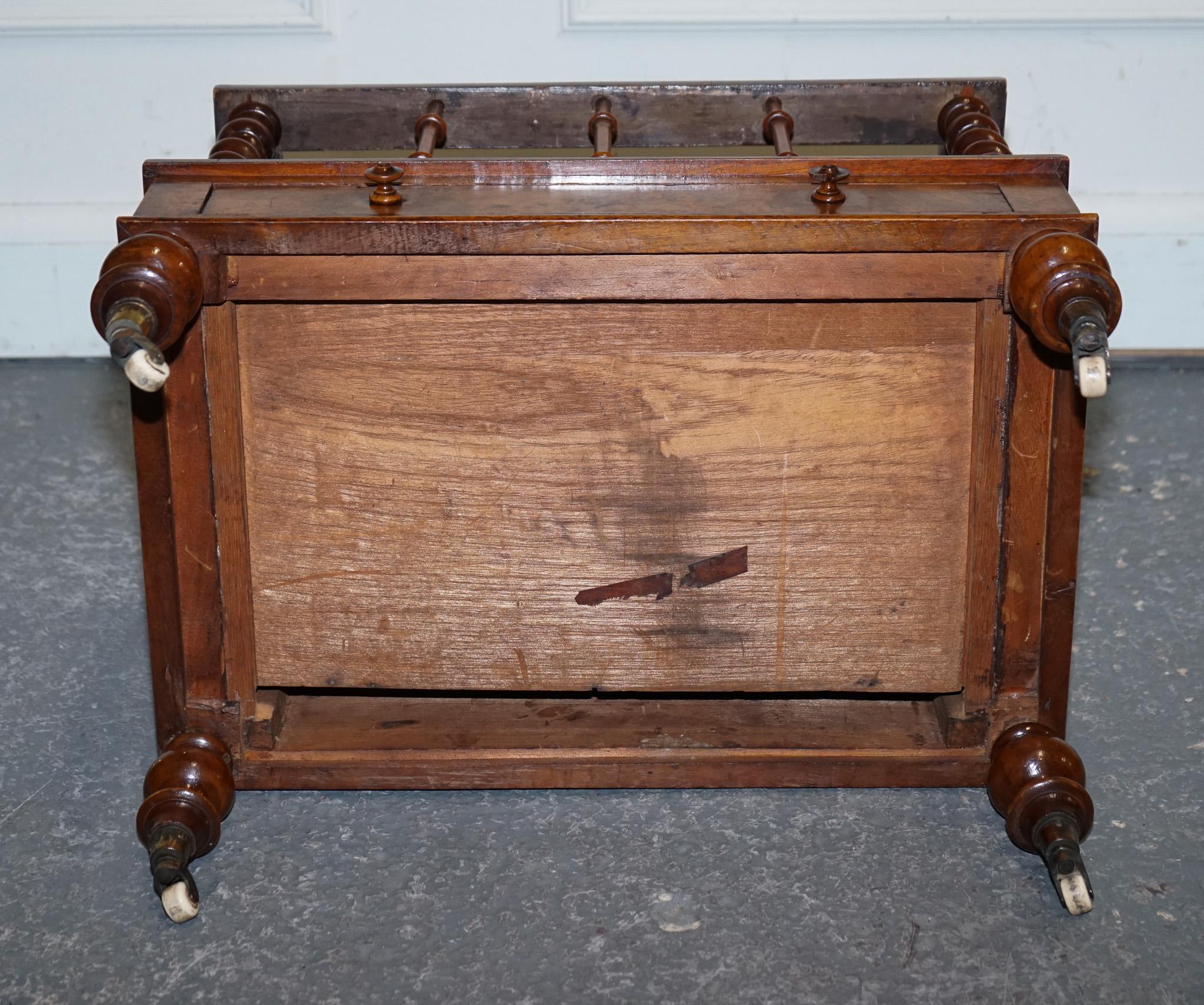 FINA COLUMNA ANTIGUA VICTORIANA 1860 BURR WALNUT CANTERBURY MAGAZINE RACK BOBBiN en venta 7