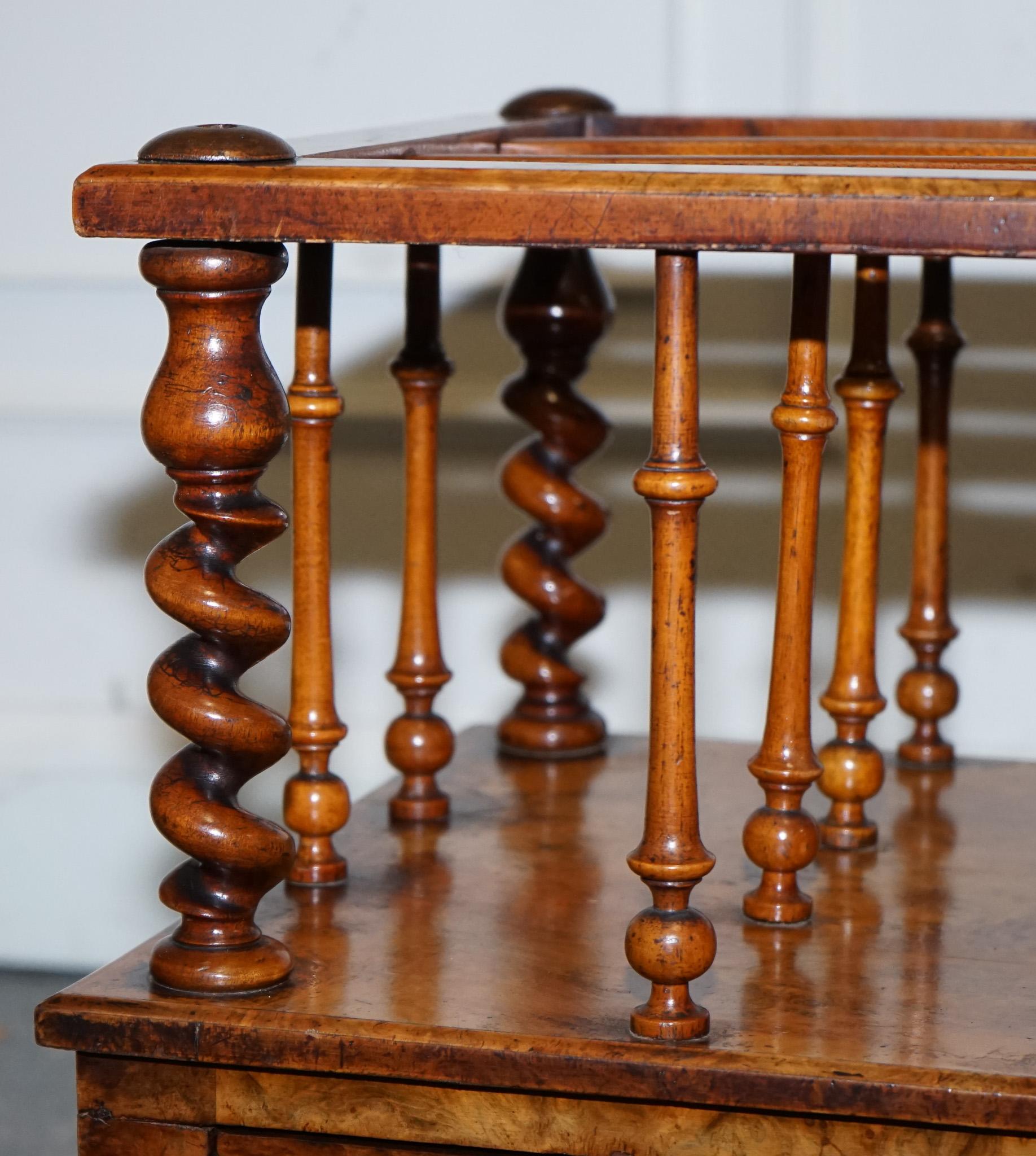 FINA COLUMNA ANTIGUA VICTORIANA 1860 BURR WALNUT CANTERBURY MAGAZINE RACK BOBBiN en venta 8