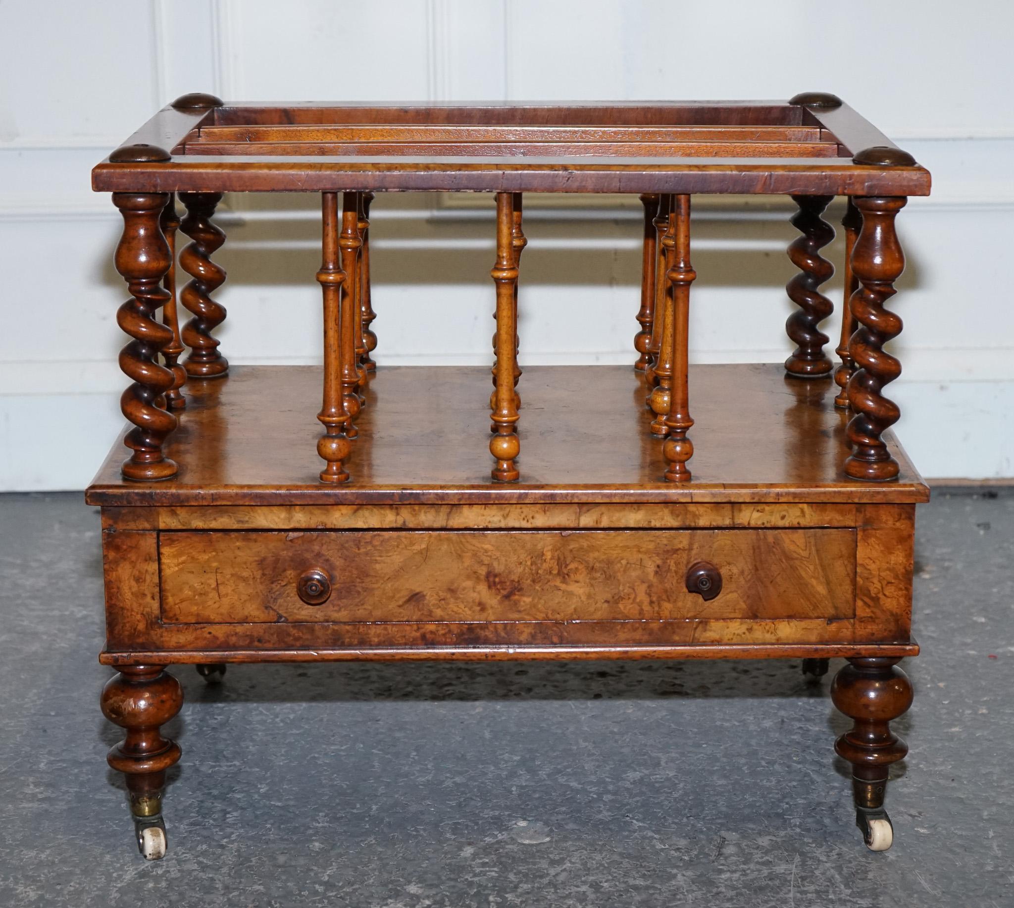 FINA COLUMNA ANTIGUA VICTORIANA 1860 BURR WALNUT CANTERBURY MAGAZINE RACK BOBBiN en venta 9