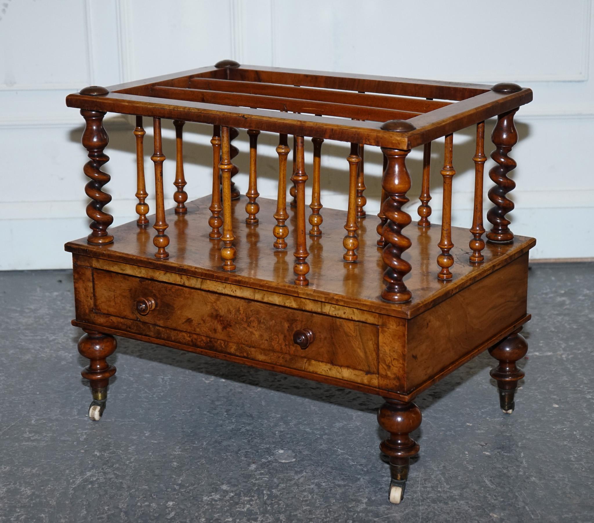 
Antigüedades de Londres



Magnífico revistero/partitura Canterbury vintage de nogal burilado, de estilo clásico victoriano. La chapa de madera burl ricamente labrada se despliega por todas las superficies horizontales, incluida la cara del cajón,