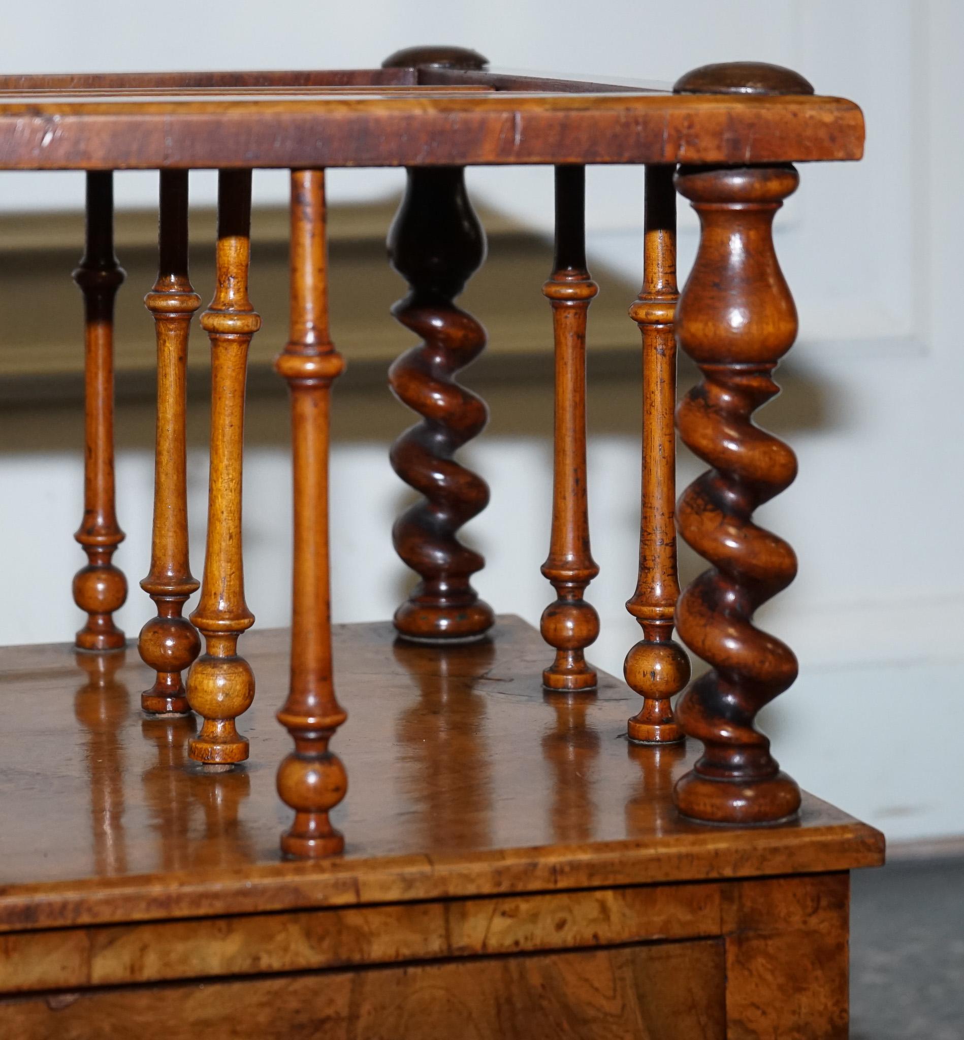 FINA COLUMNA ANTIGUA VICTORIANA 1860 BURR WALNUT CANTERBURY MAGAZINE RACK BOBBiN Hecho a mano en venta