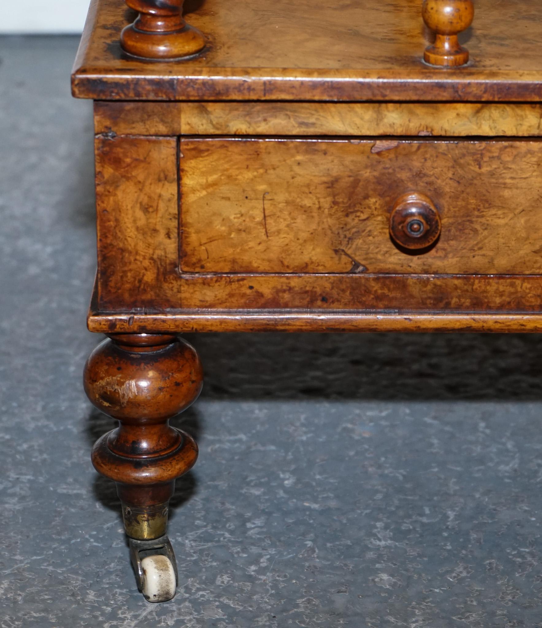 FINA COLUMNA ANTIGUA VICTORIANA 1860 BURR WALNUT CANTERBURY MAGAZINE RACK BOBBiN en Bueno estado para la venta en Pulborough, GB