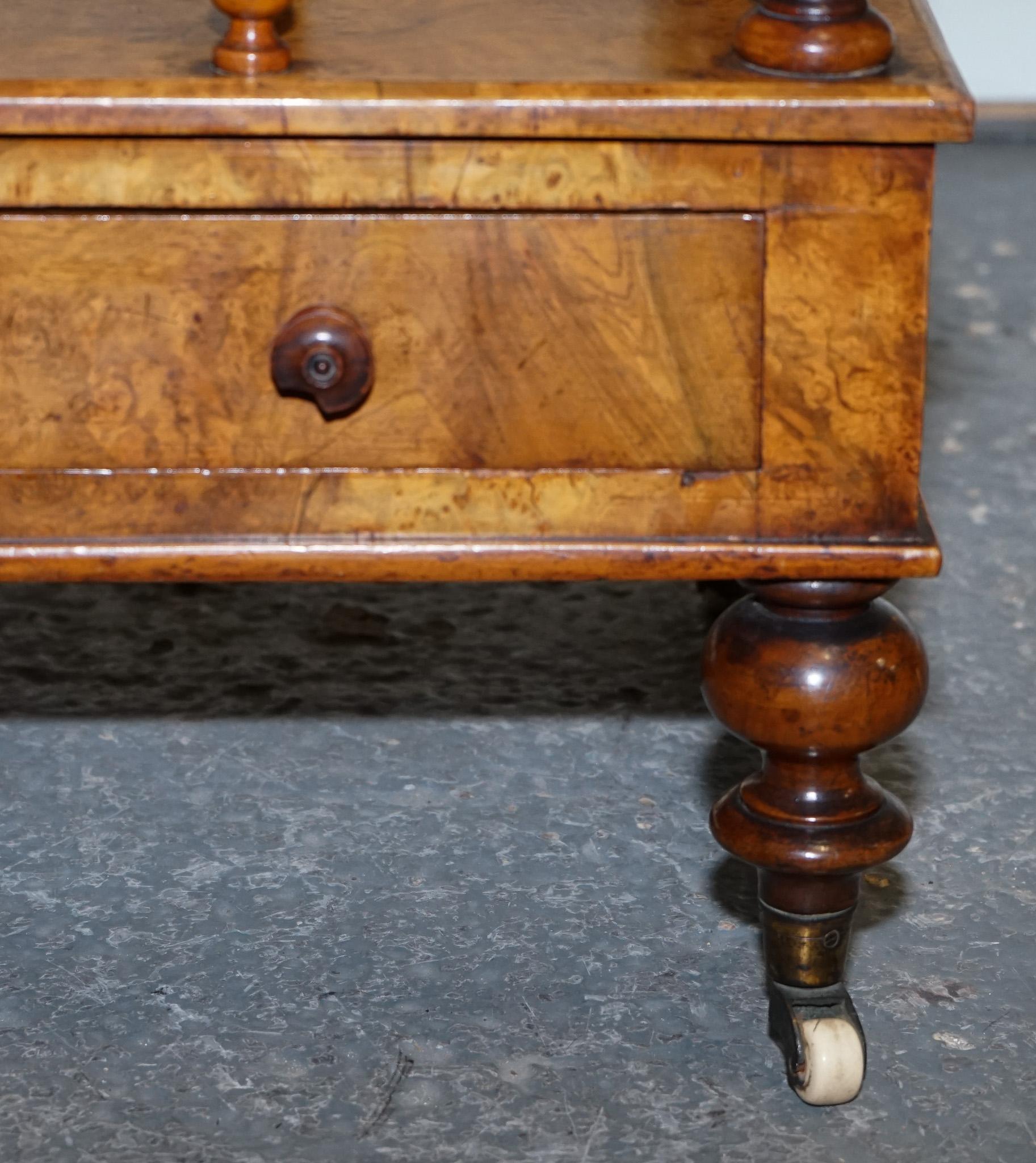 FINA COLUMNA ANTIGUA VICTORIANA 1860 BURR WALNUT CANTERBURY MAGAZINE RACK BOBBiN siglo XIX en venta