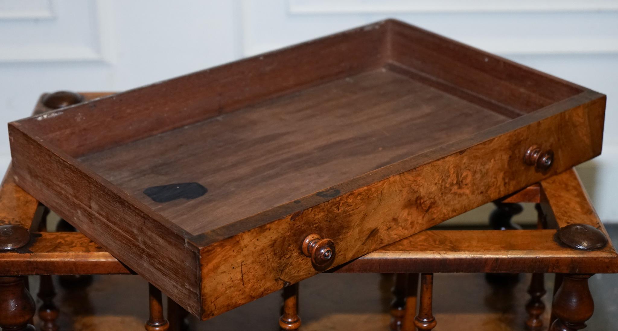 FINA COLUMNA ANTIGUA VICTORIANA 1860 BURR WALNUT CANTERBURY MAGAZINE RACK BOBBiN Nogal en venta
