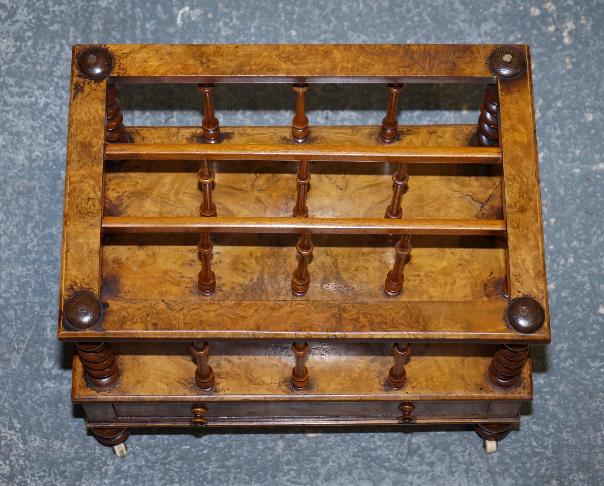FINA COLUMNA ANTIGUA VICTORIANA 1860 BURR WALNUT CANTERBURY MAGAZINE RACK BOBBiN en venta 1