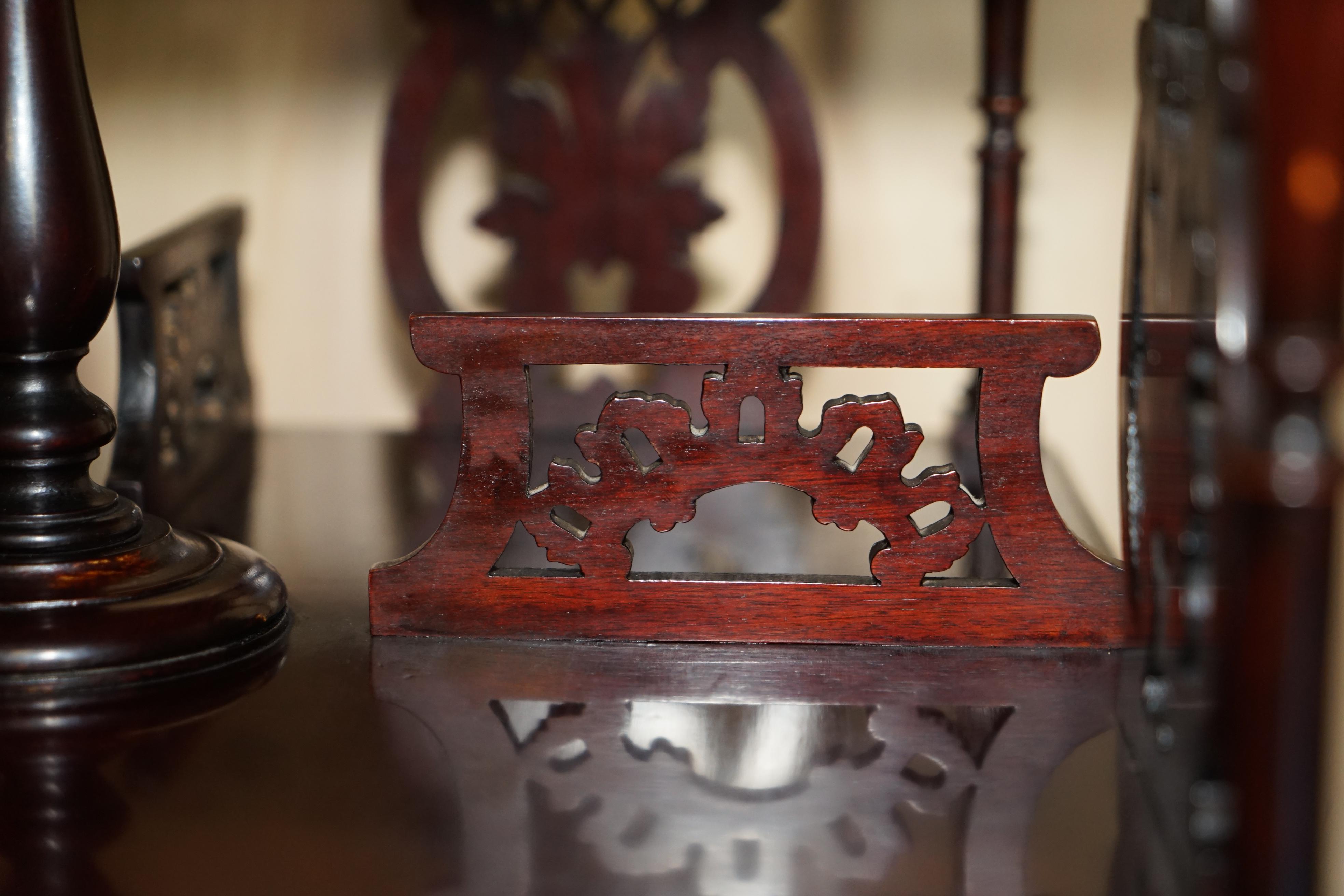 Table de bibliothèque ancienne et raffinée en bois de feuillus tournant du mouvement esthétique victorien en vente 3