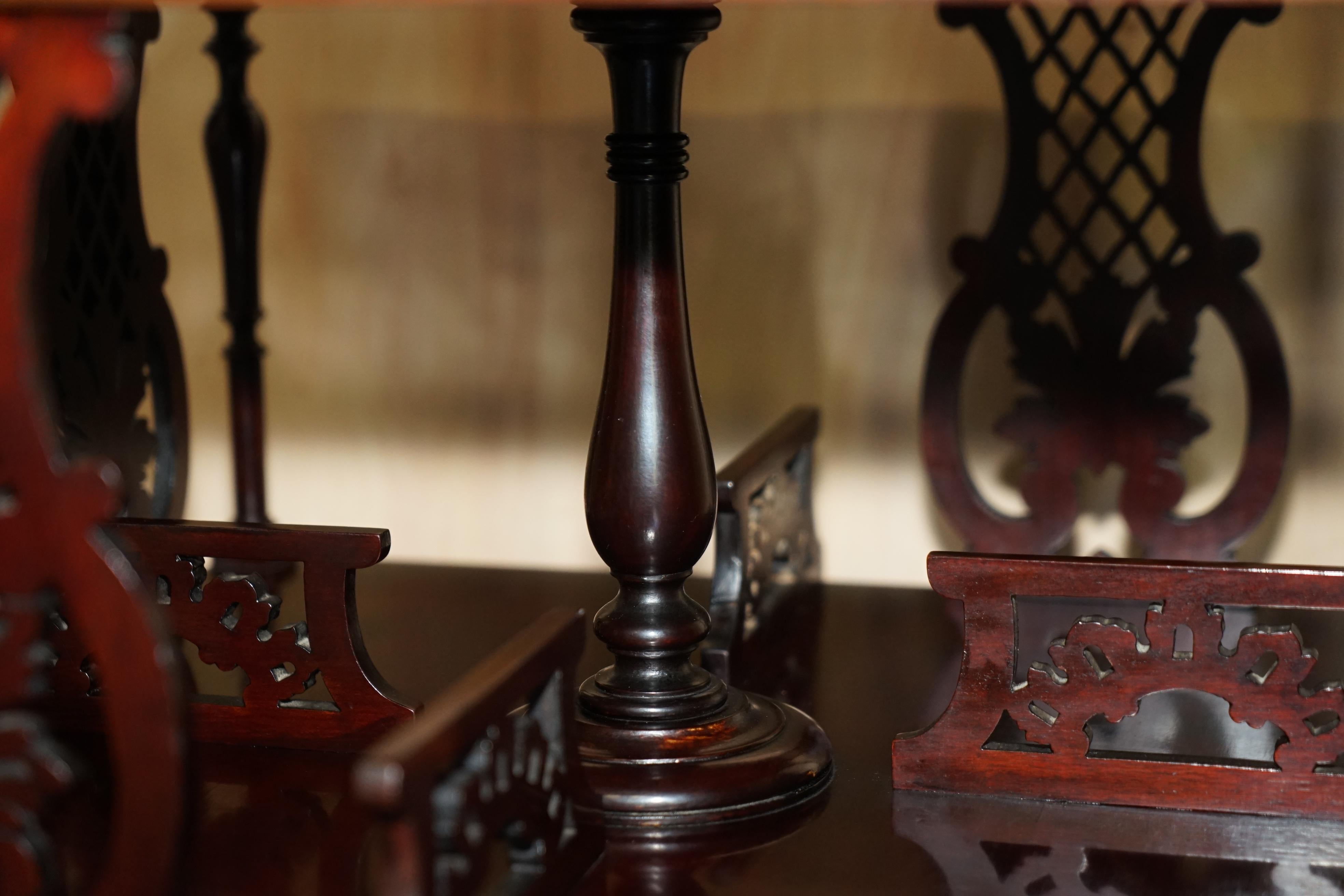 Table de bibliothèque ancienne et raffinée en bois de feuillus tournant du mouvement esthétique victorien en vente 4