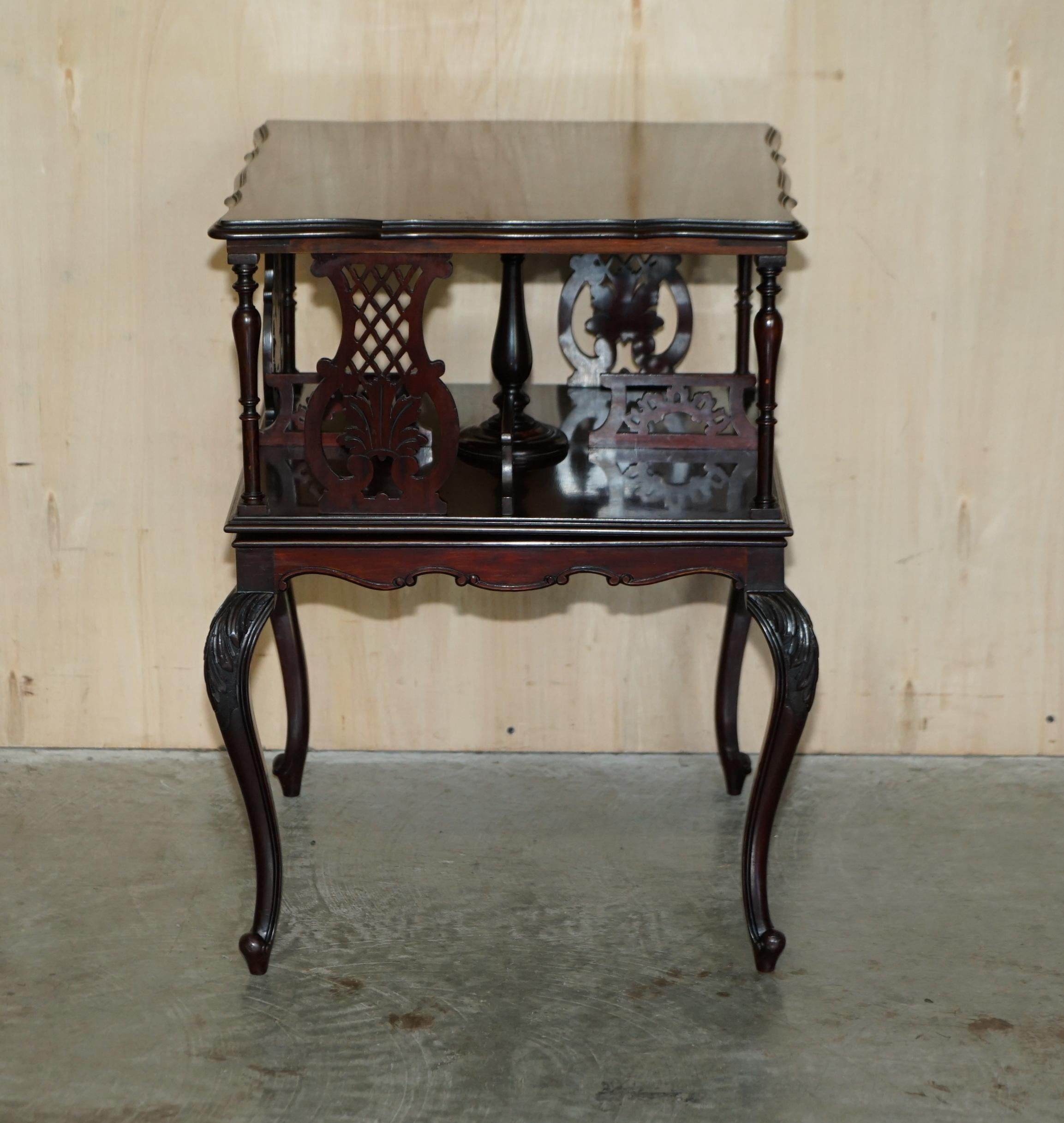 Table de bibliothèque ancienne et raffinée en bois de feuillus tournant du mouvement esthétique victorien en vente 7