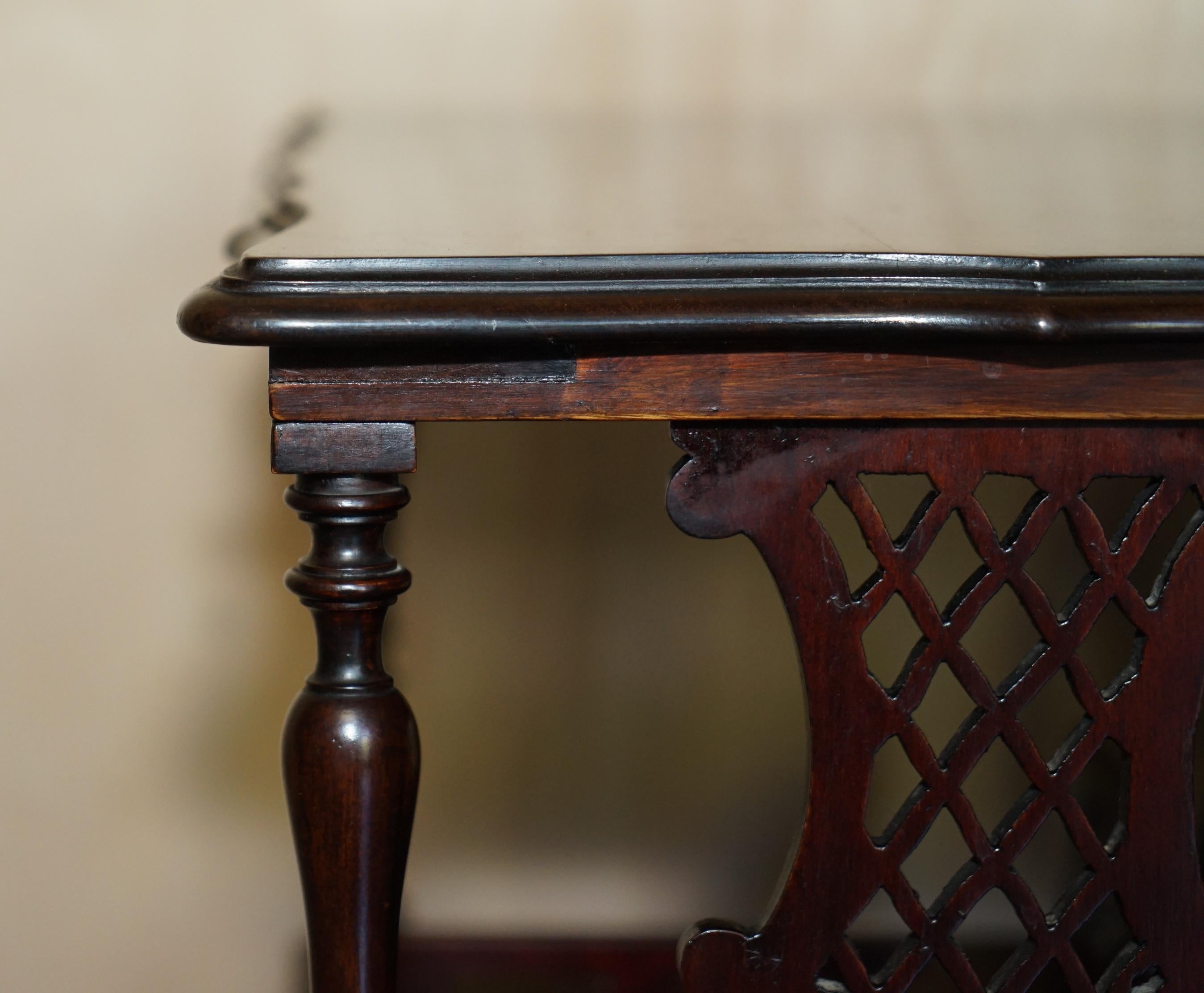 Mouvement esthétique Table de bibliothèque ancienne et raffinée en bois de feuillus tournant du mouvement esthétique victorien en vente