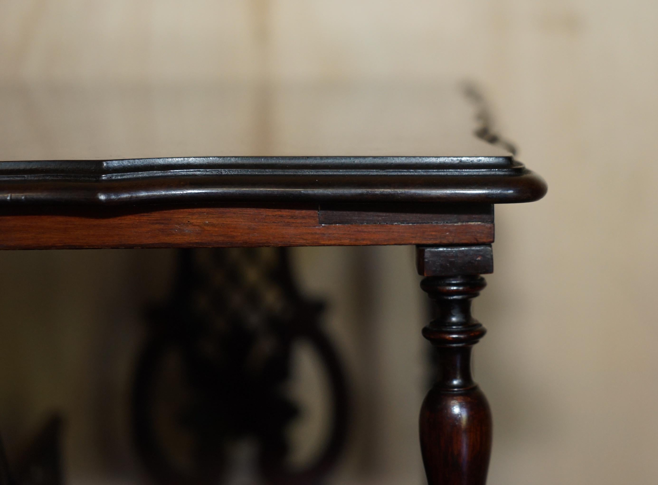 Anglais Table de bibliothèque ancienne et raffinée en bois de feuillus tournant du mouvement esthétique victorien en vente