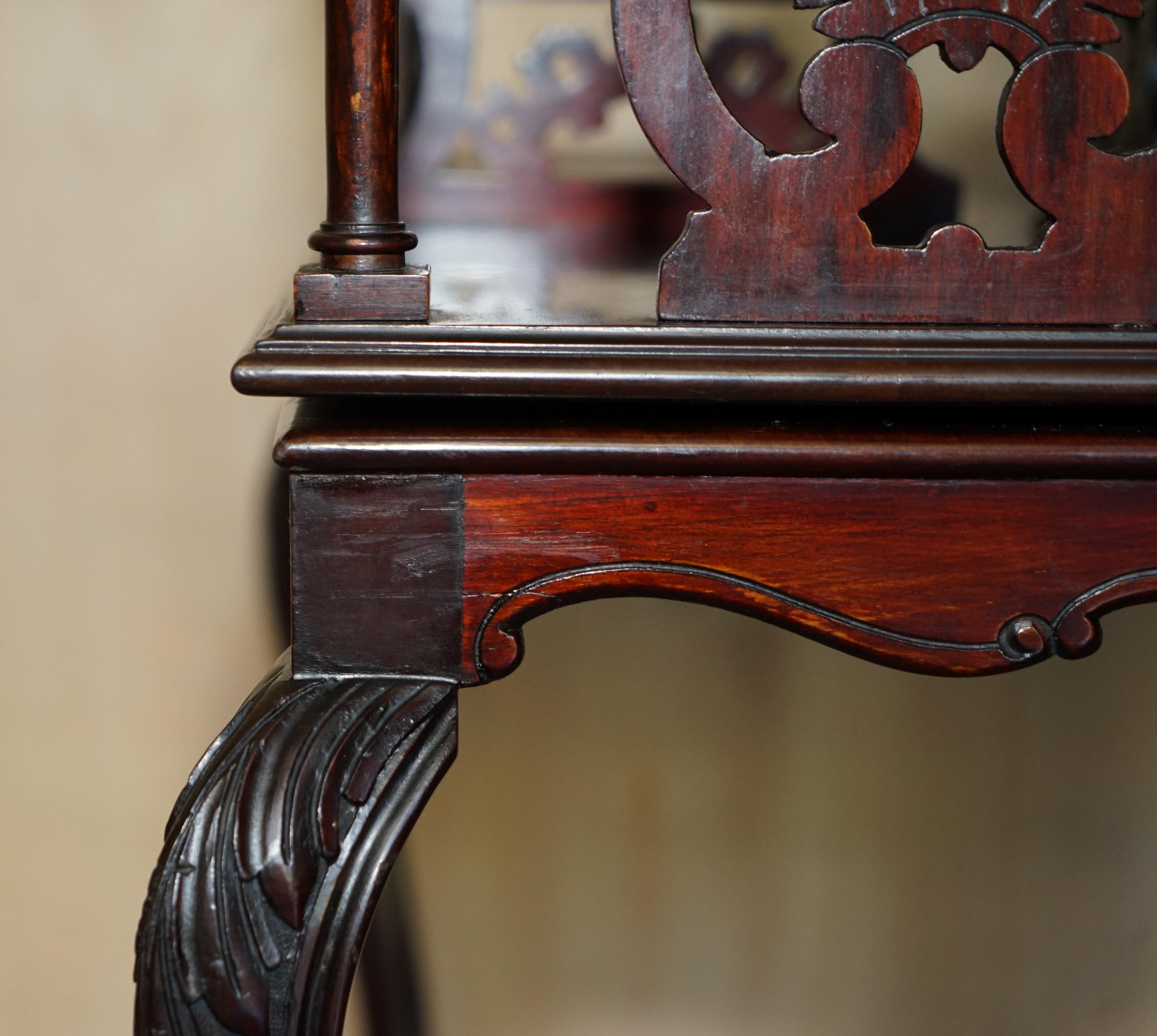 Fait main Table de bibliothèque ancienne et raffinée en bois de feuillus tournant du mouvement esthétique victorien en vente
