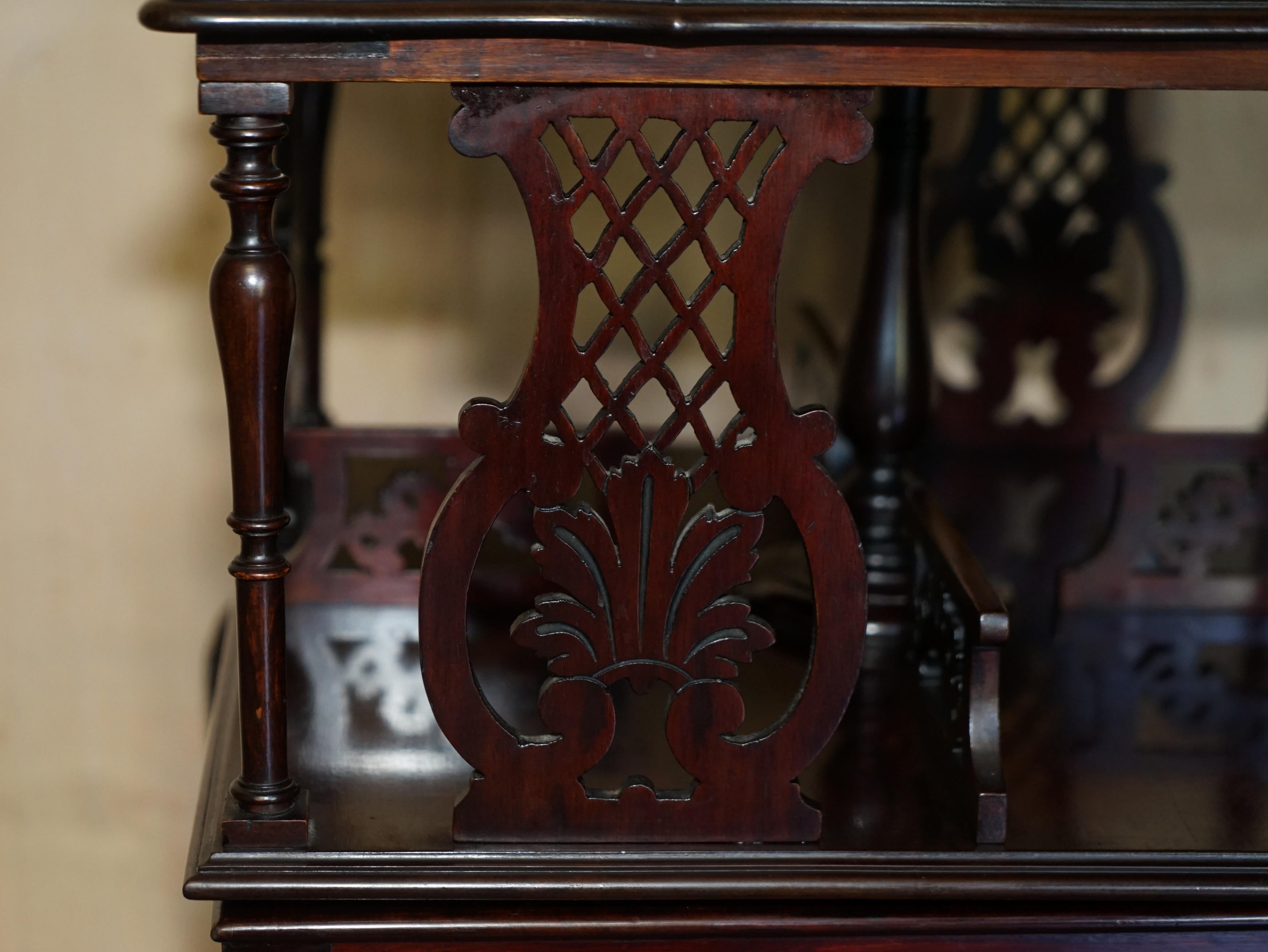 Table de bibliothèque ancienne et raffinée en bois de feuillus tournant du mouvement esthétique victorien en vente 2