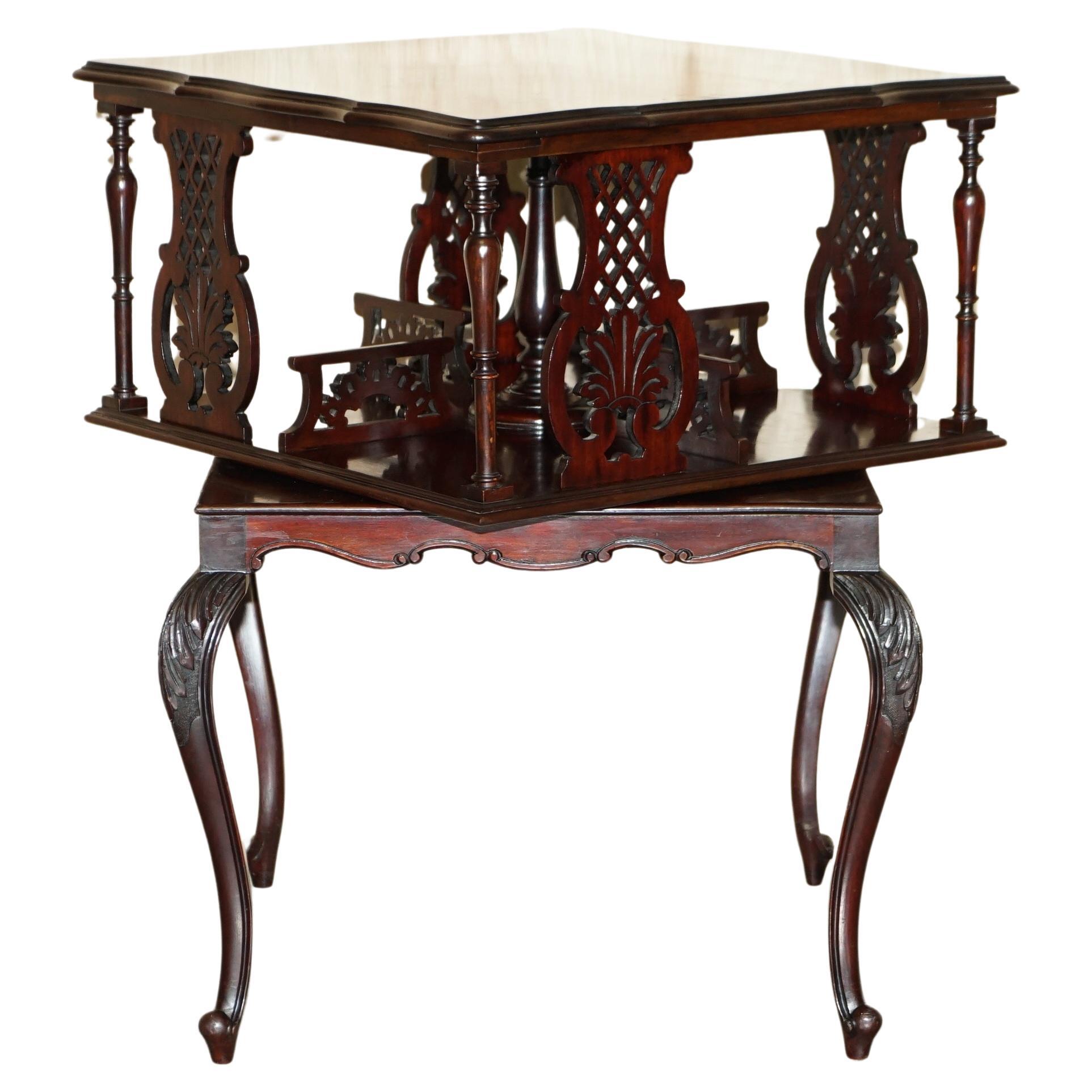 Table de bibliothèque ancienne et raffinée en bois de feuillus tournant du mouvement esthétique victorien