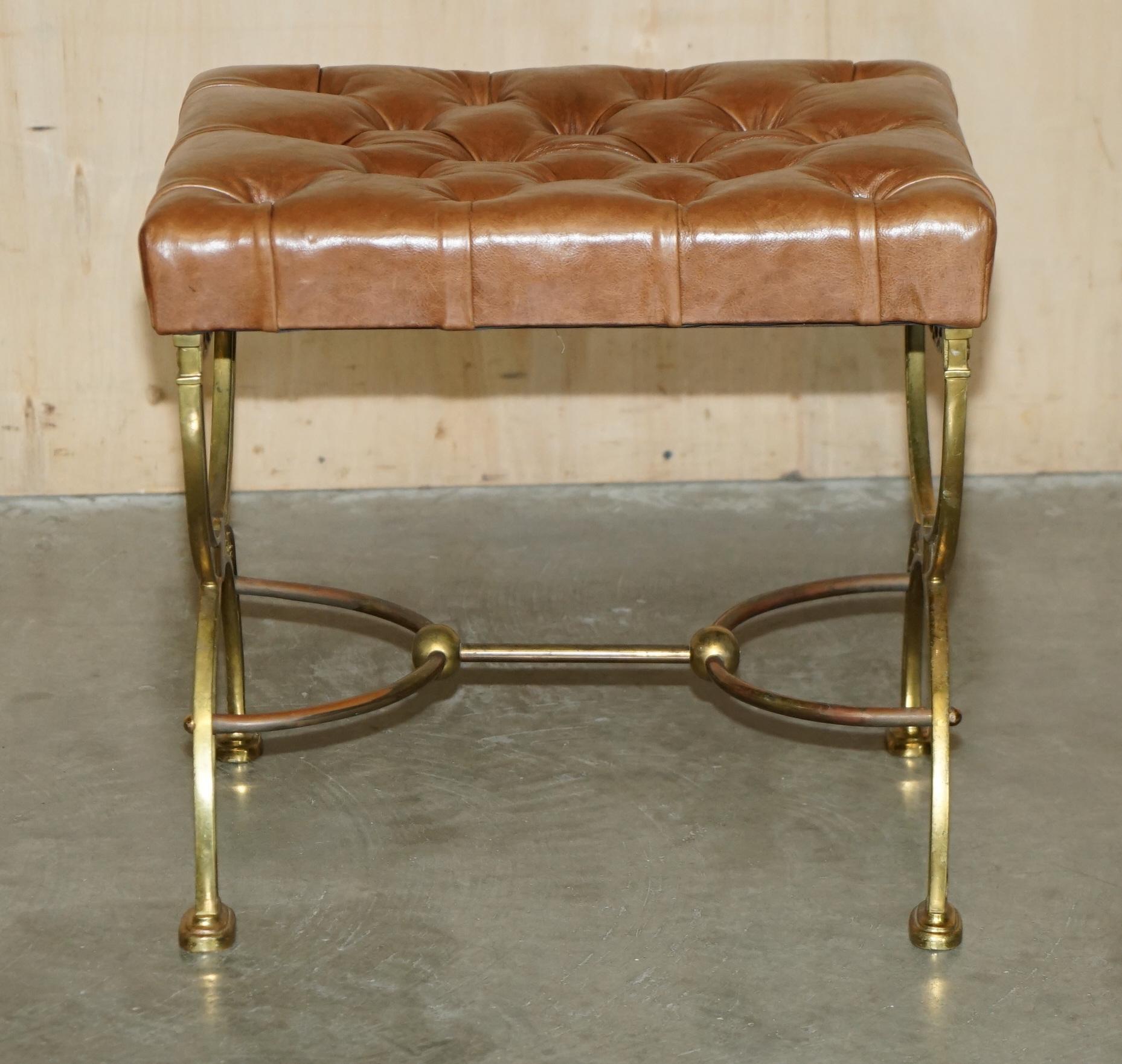 FINE ANTIQUE ViCTORIAN BRASS SHOW FRAME CHESTERFIELD BROWN LEATHER FOOTSTOOL (Viktorianisch) im Angebot