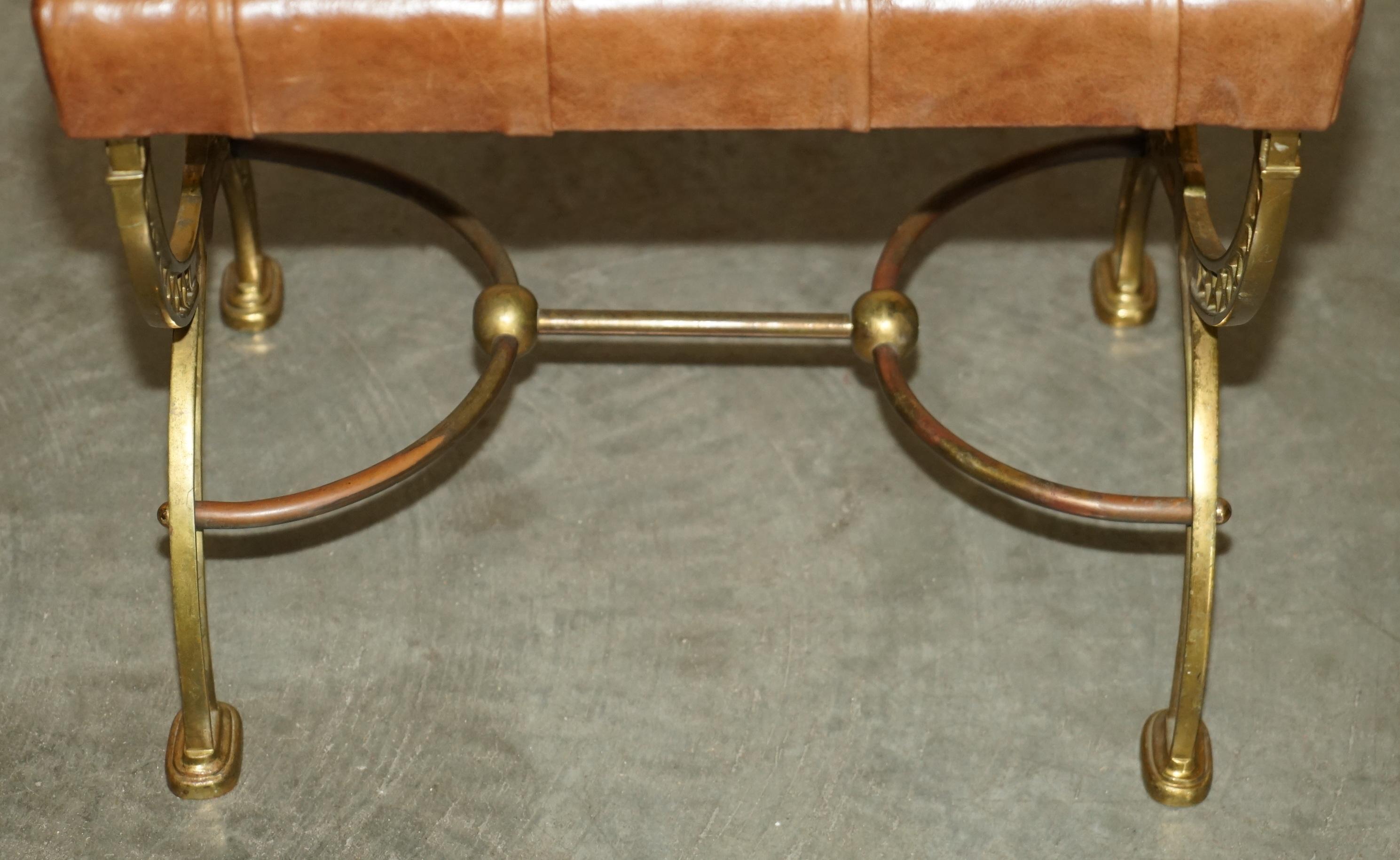 FINE ANTIQUE ViCTORIAN BRASS SHOW FRAME CHESTERFIELD BROWN LEATHER FOOTSTOOL (Handgefertigt) im Angebot