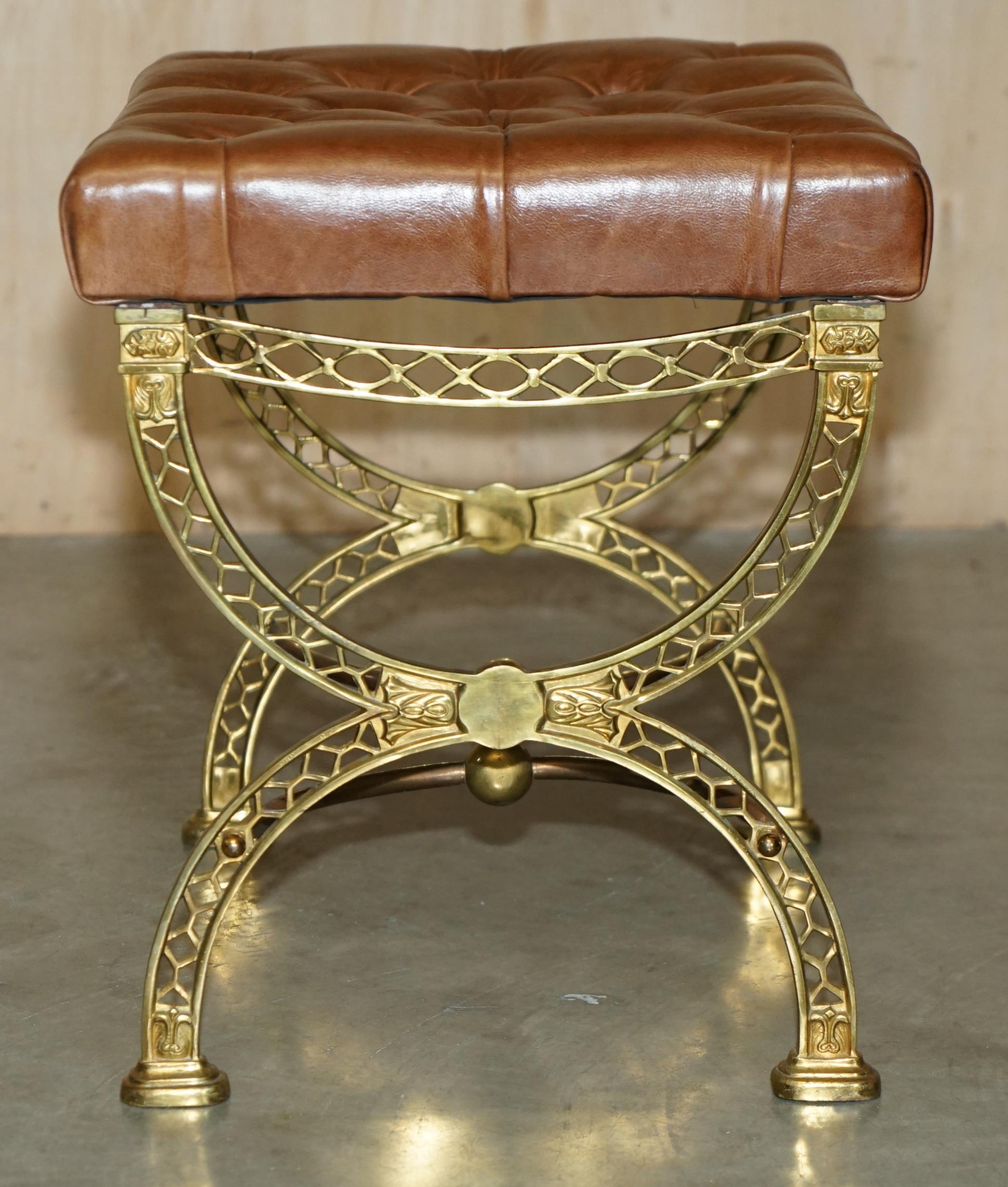 FINE ANTIQUE ViCTORIAN BRASS SHOW FRAME CHESTERFIELD BROWN LEATHER FOOTSTOOL (Spätes 19. Jahrhundert) im Angebot