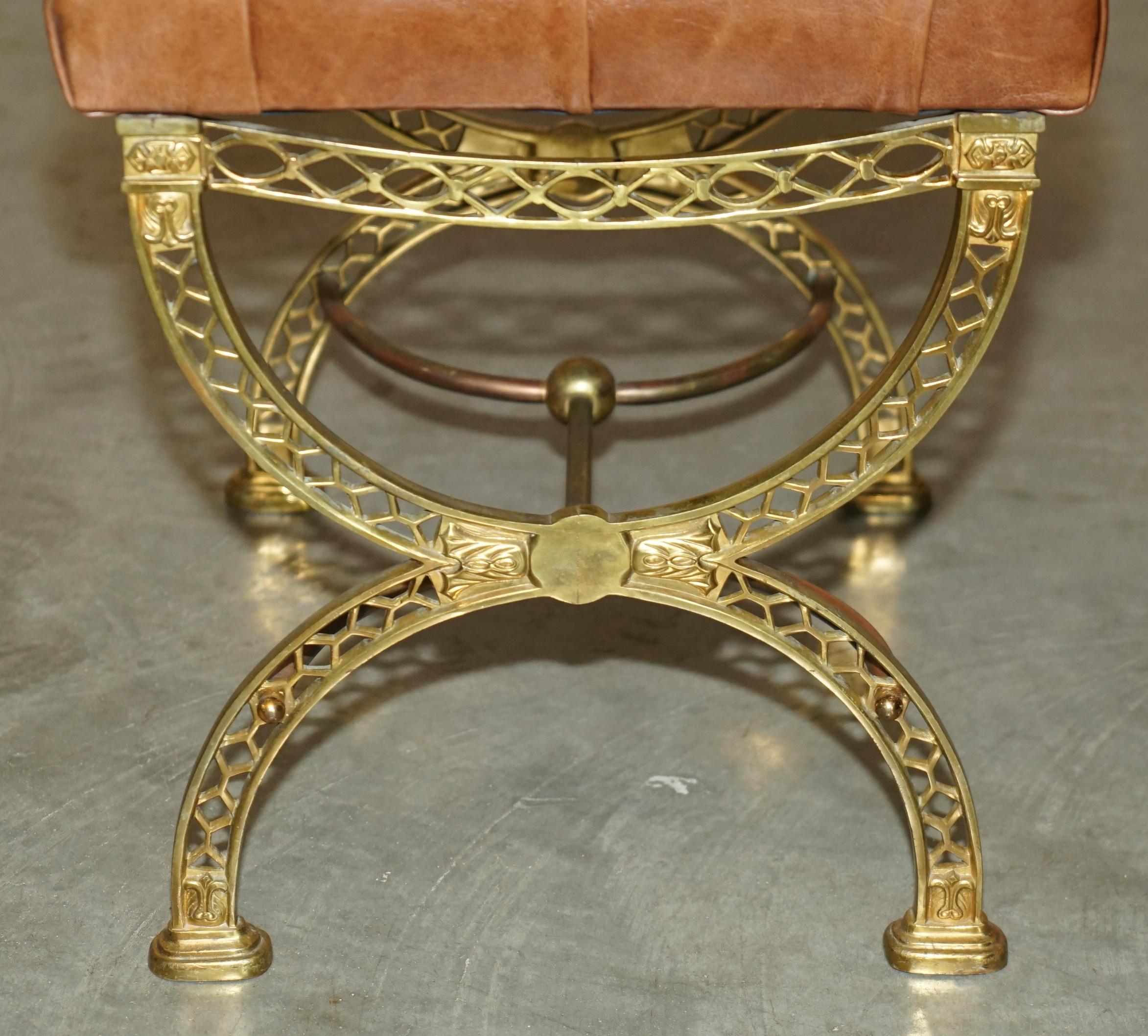 FINE ANTIQUE ViCTORIAN BRASS SHOW FRAME CHESTERFIELD BROWN LEATHER FOOTSTOOL (Messing) im Angebot
