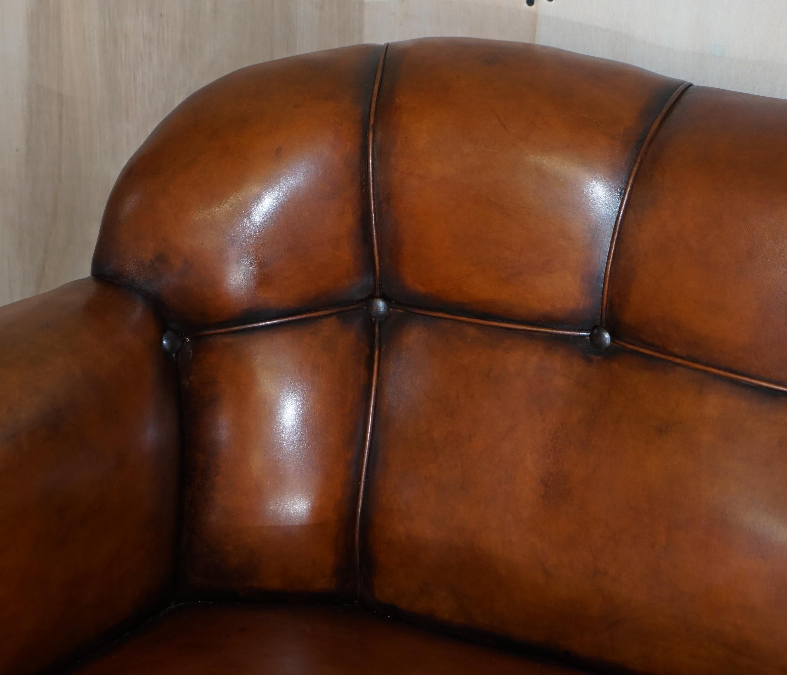 Fine canapé victorien ancien en cuir marron Chesterfield avec pieds en chêne en forme de pattes de lion en vente 3