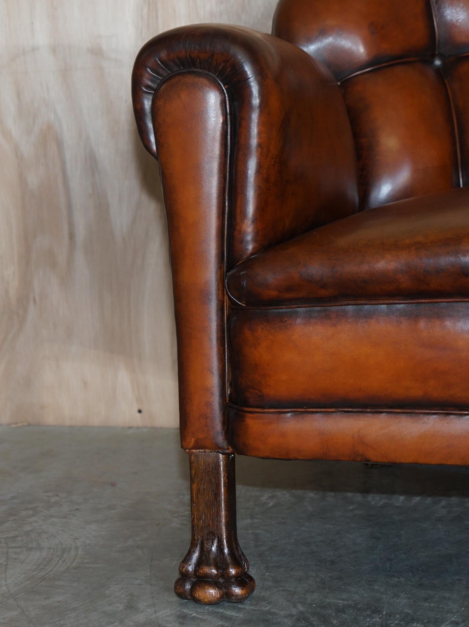 Fine canapé victorien ancien en cuir marron Chesterfield avec pieds en chêne en forme de pattes de lion en vente 4