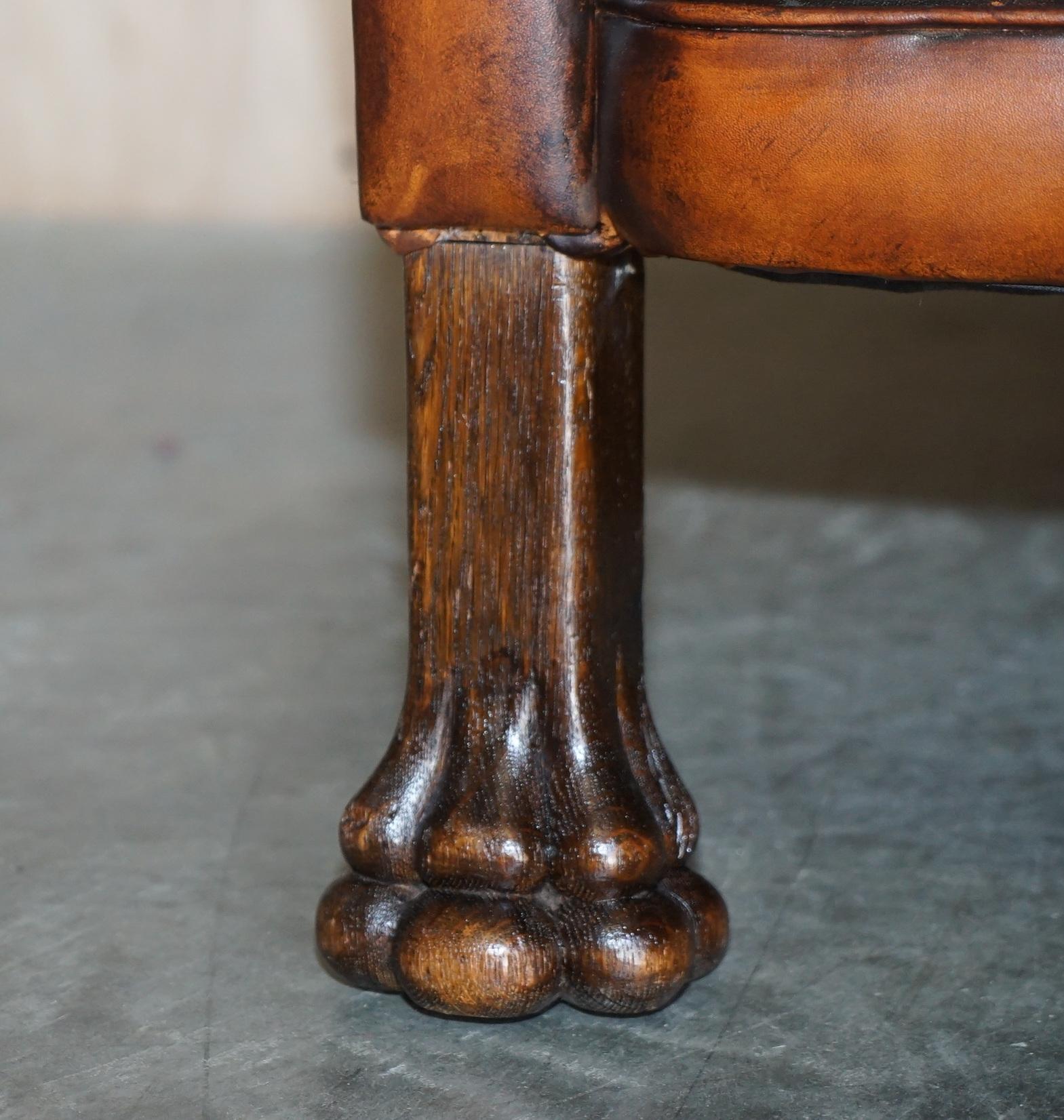 Fine canapé victorien ancien en cuir marron Chesterfield avec pieds en chêne en forme de pattes de lion en vente 5