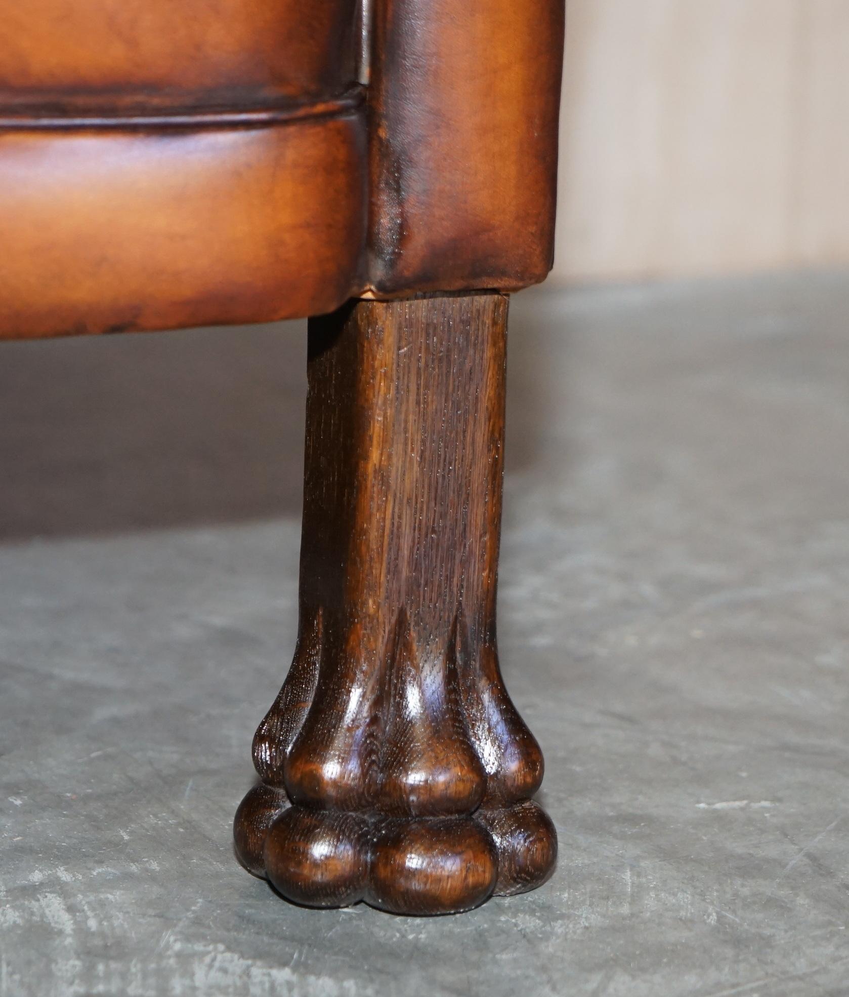 Fine canapé victorien ancien en cuir marron Chesterfield avec pieds en chêne en forme de pattes de lion en vente 7