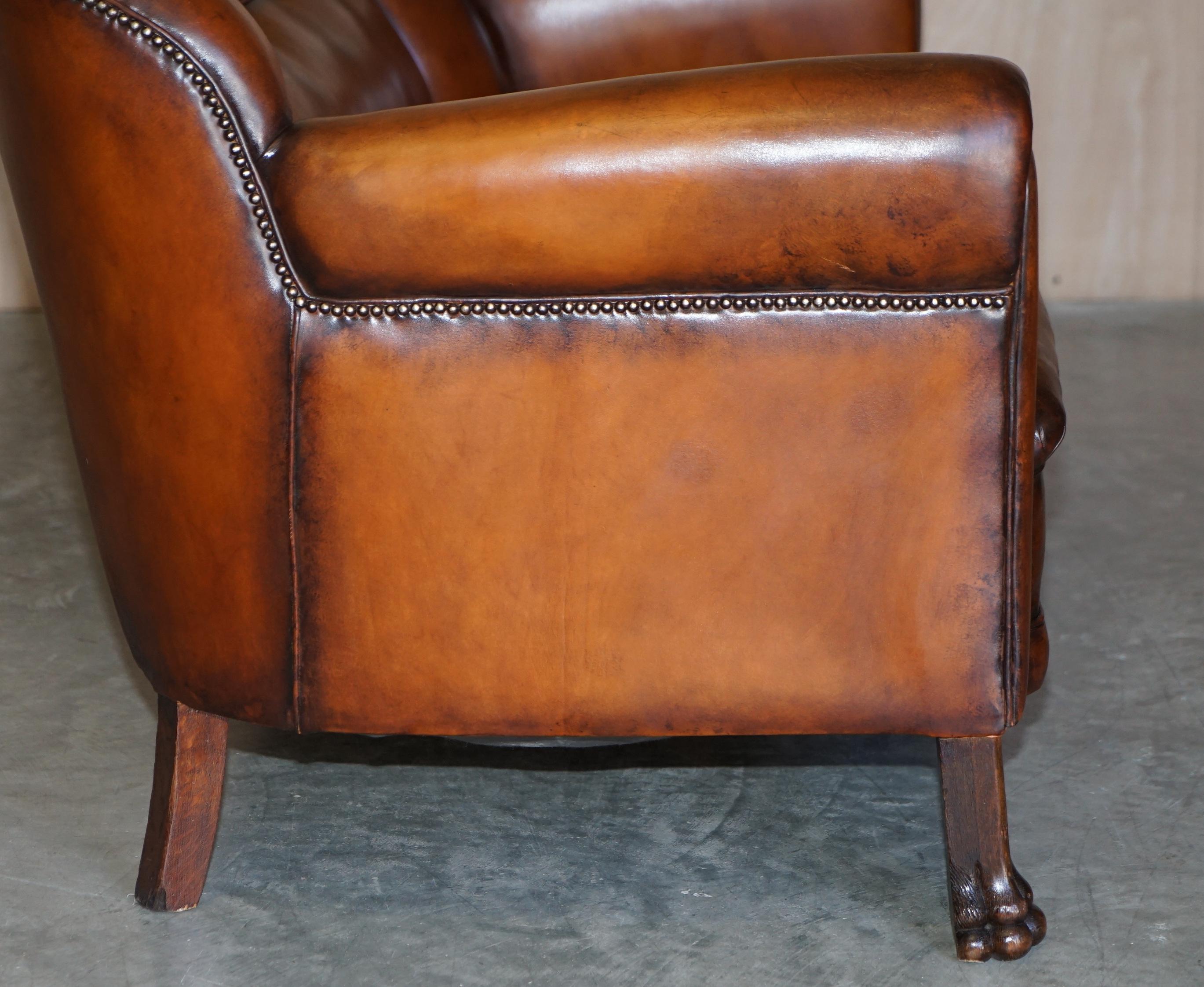 Fine canapé victorien ancien en cuir marron Chesterfield avec pieds en chêne en forme de pattes de lion en vente 9