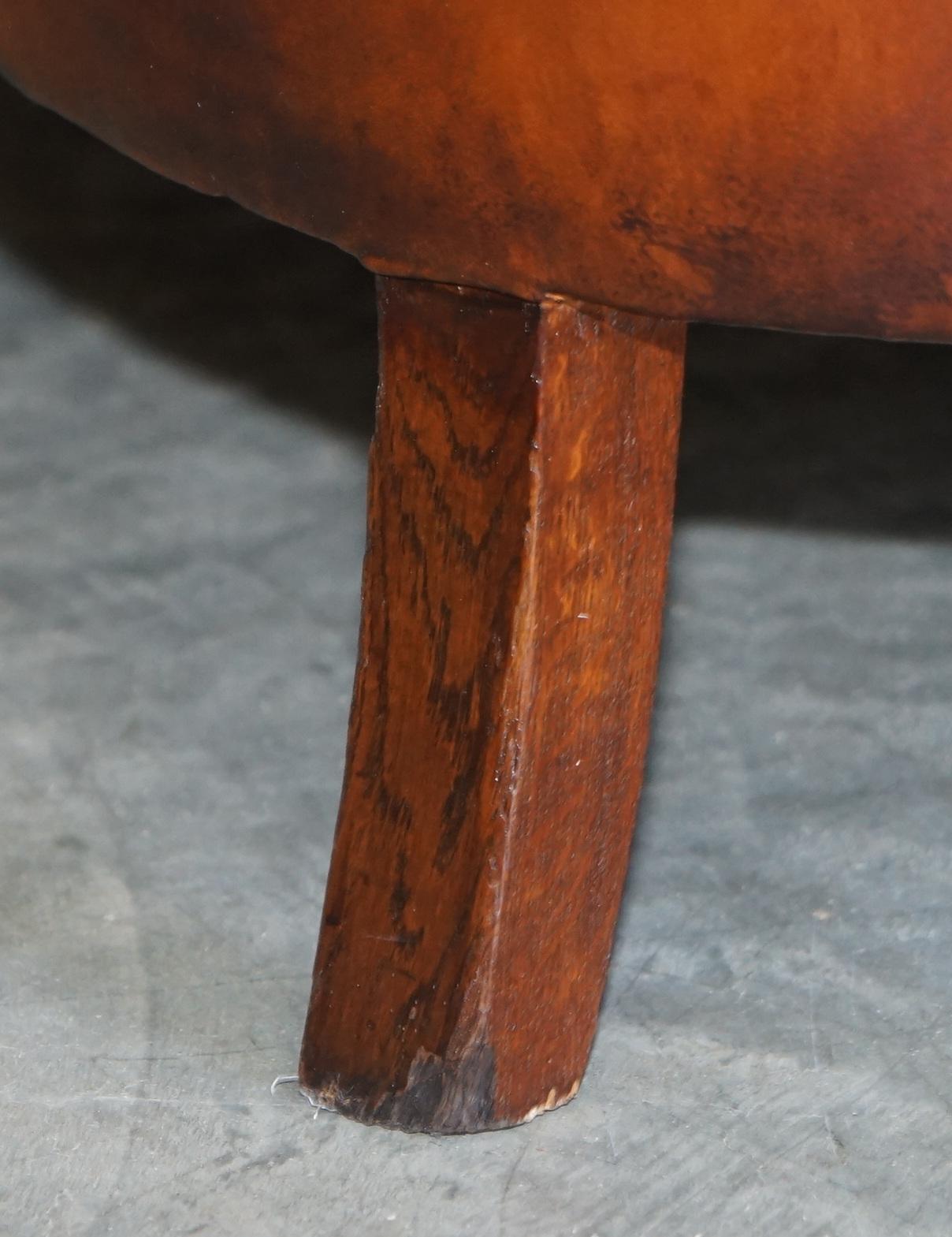 Fine canapé victorien ancien en cuir marron Chesterfield avec pieds en chêne en forme de pattes de lion en vente 10