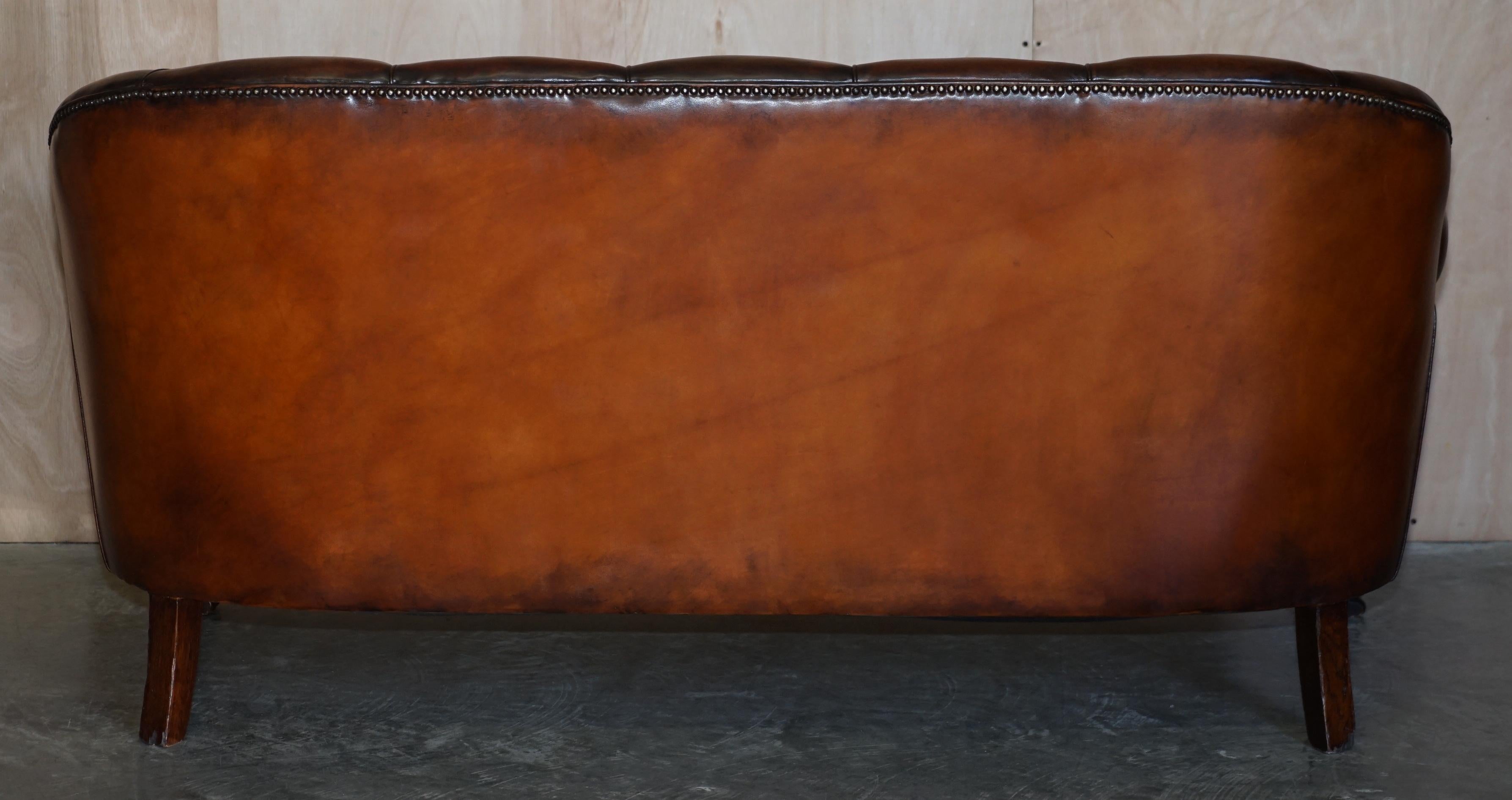 Fine canapé victorien ancien en cuir marron Chesterfield avec pieds en chêne en forme de pattes de lion en vente 11