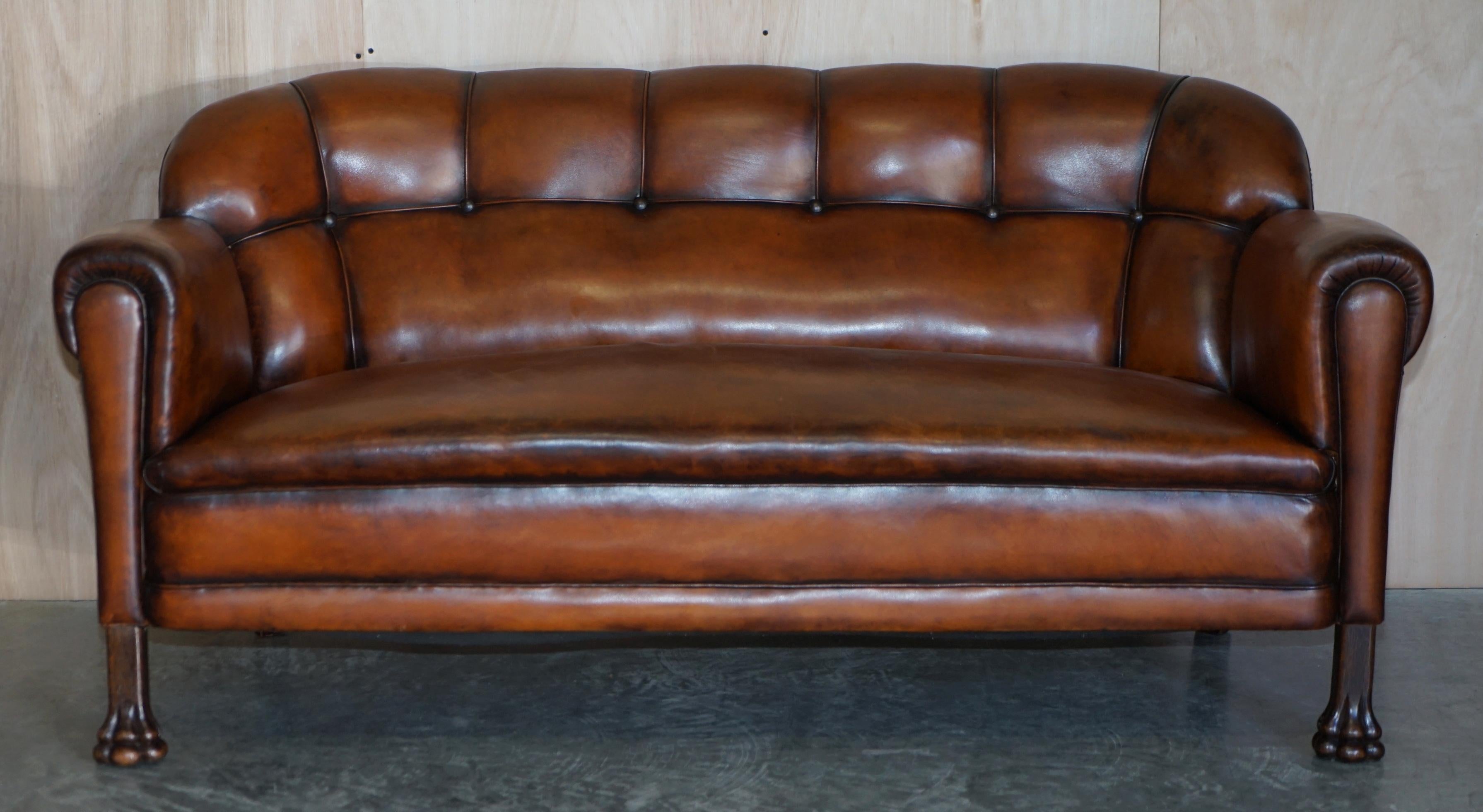 Nous sommes ravis d'offrir à la vente ce canapé Chesterfield en cuir brun suédois vieilli, entièrement restauré, avec des pieds en chêne sculptés à la main en forme de pattes de lion.

Ce piètement de canapé est très décoratif et