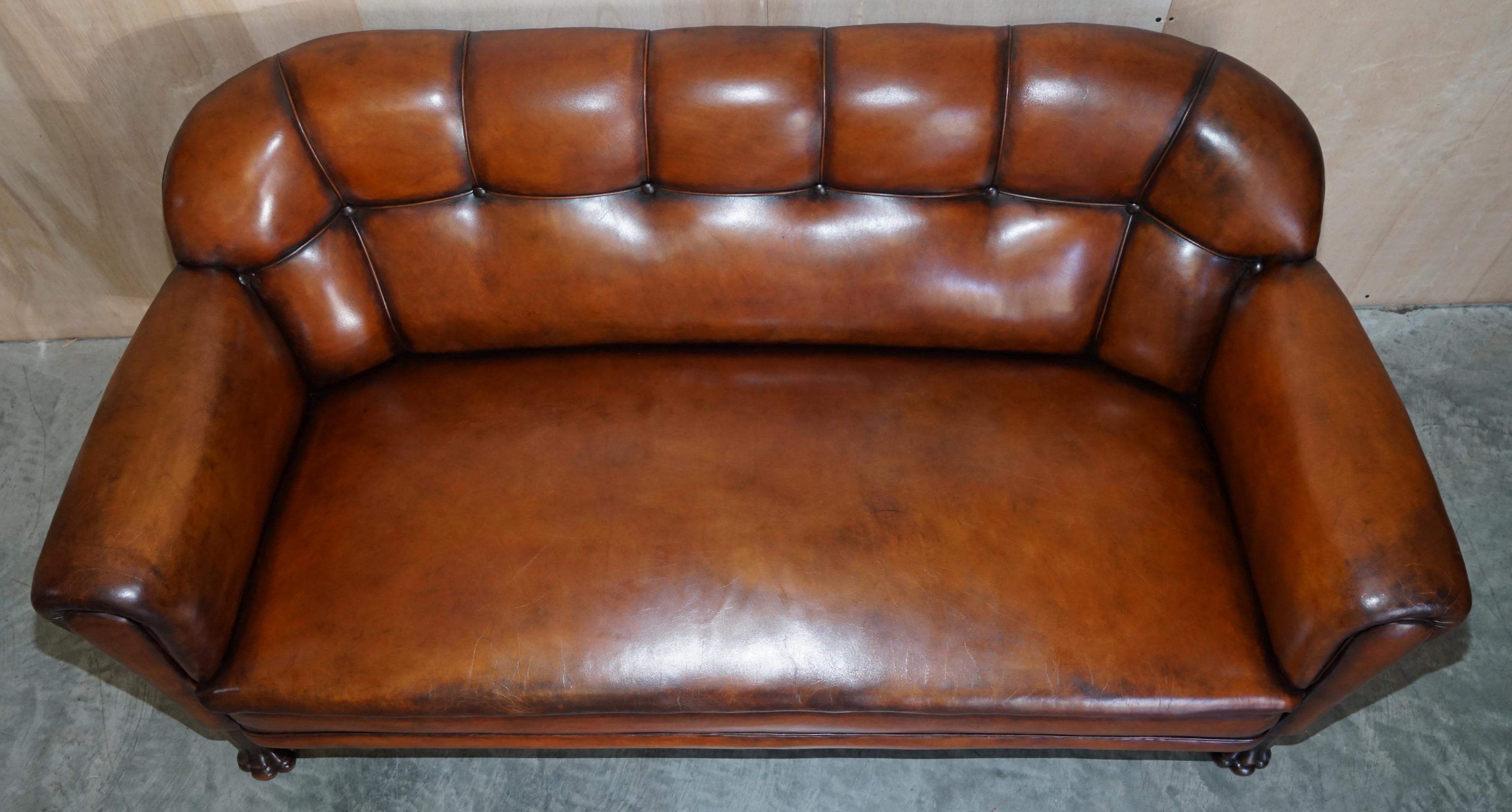 Milieu du XIXe siècle Fine canapé victorien ancien en cuir marron Chesterfield avec pieds en chêne en forme de pattes de lion en vente