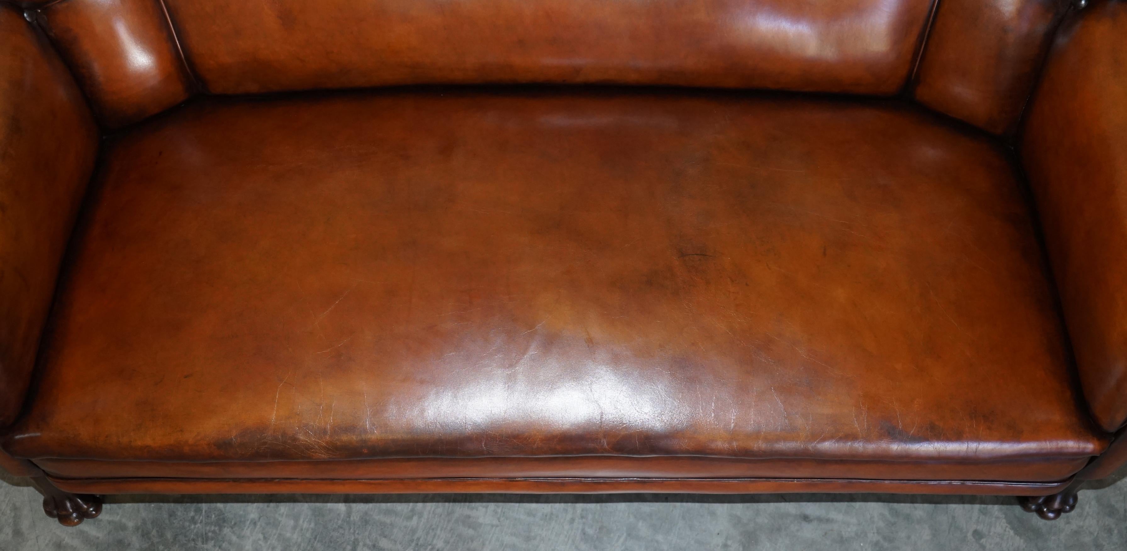 Cuir Fine canapé victorien ancien en cuir marron Chesterfield avec pieds en chêne en forme de pattes de lion en vente