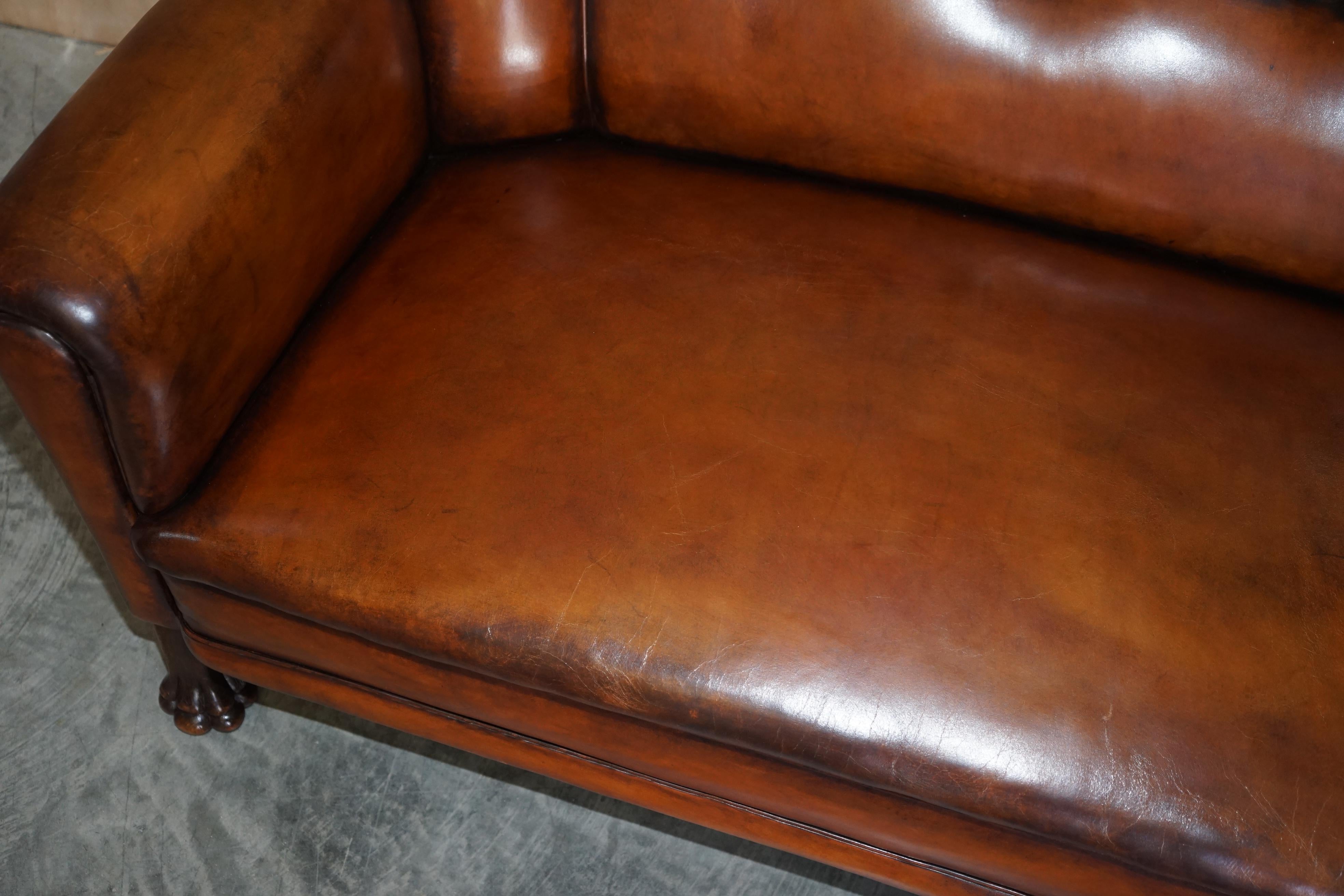 Fine canapé victorien ancien en cuir marron Chesterfield avec pieds en chêne en forme de pattes de lion en vente 1