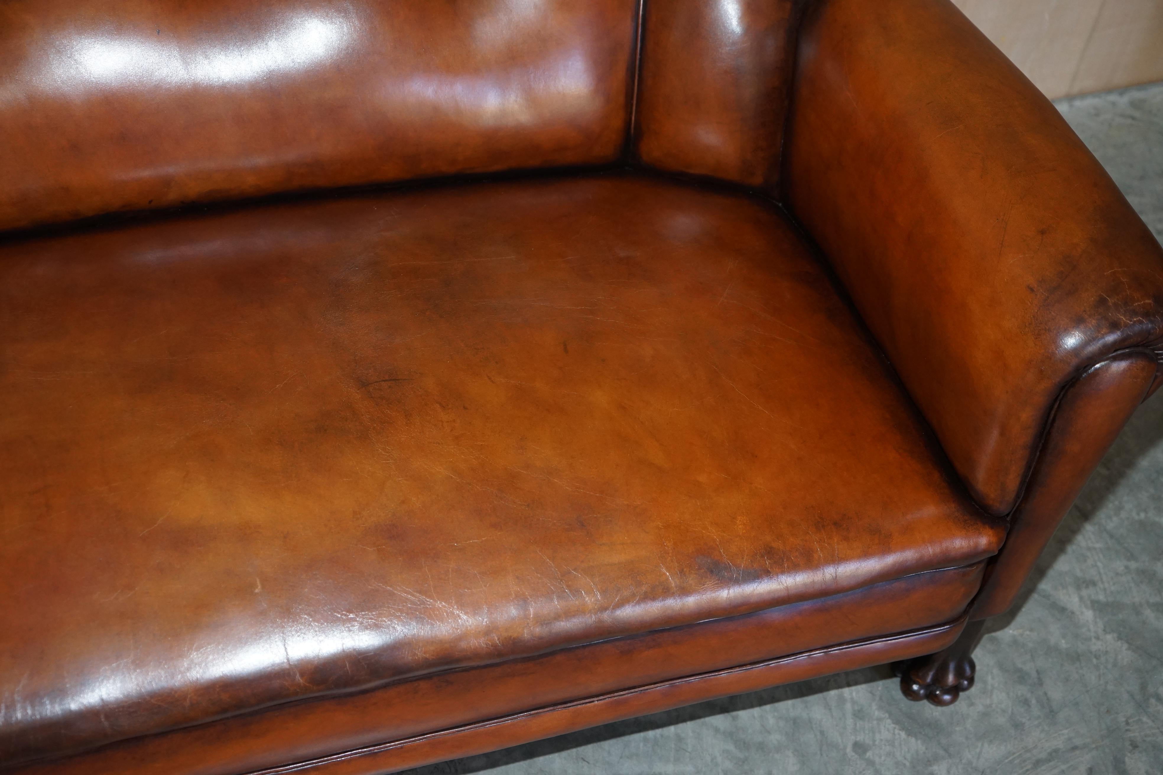 Fine canapé victorien ancien en cuir marron Chesterfield avec pieds en chêne en forme de pattes de lion en vente 2