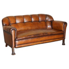 Fine canapé victorien ancien en cuir marron Chesterfield avec pieds en chêne en forme de pattes de lion