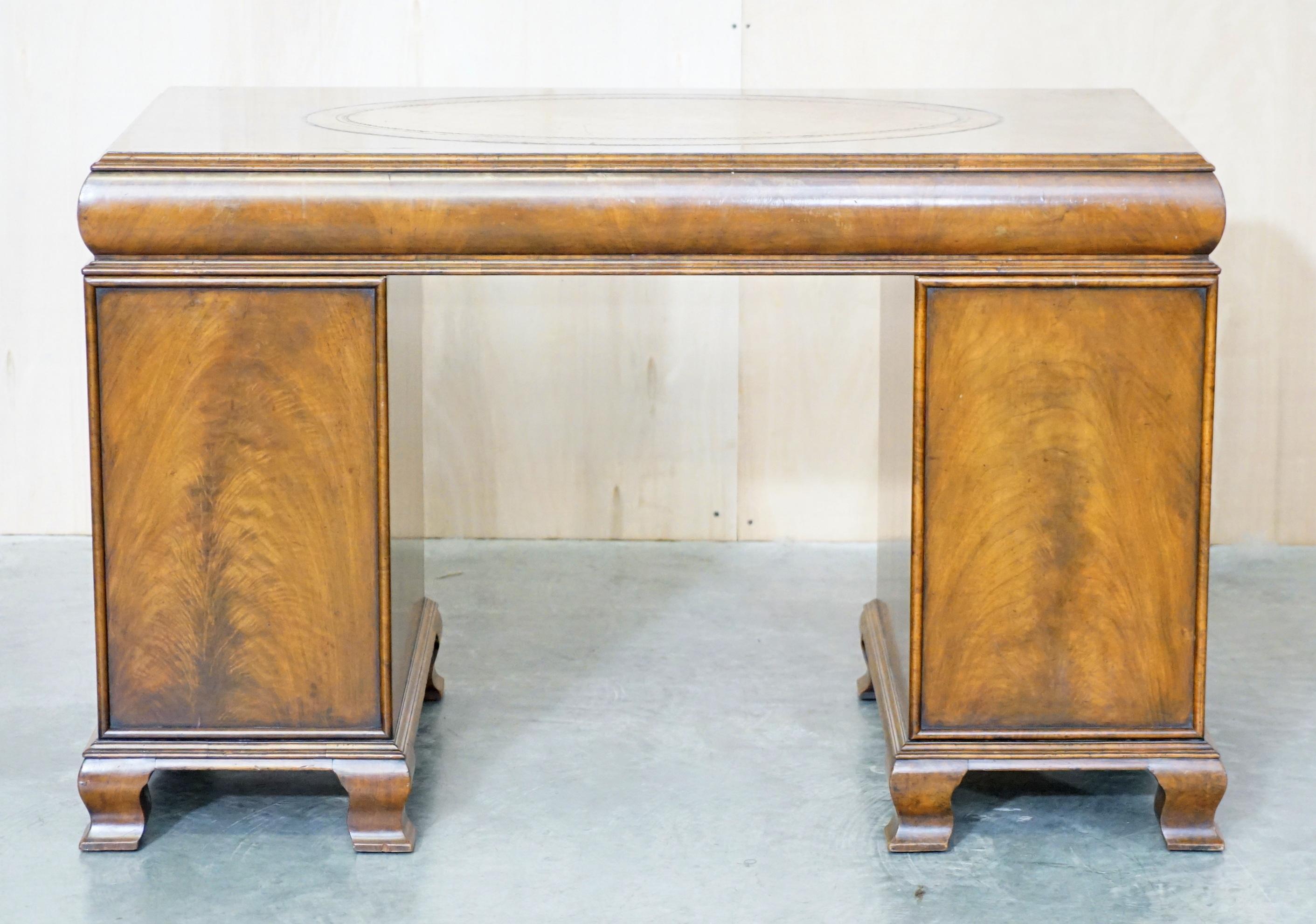 Fino Escritorio Victoriano Antiguo con Cajón de Cojín en Nogal y Cuero Marrón en venta 3