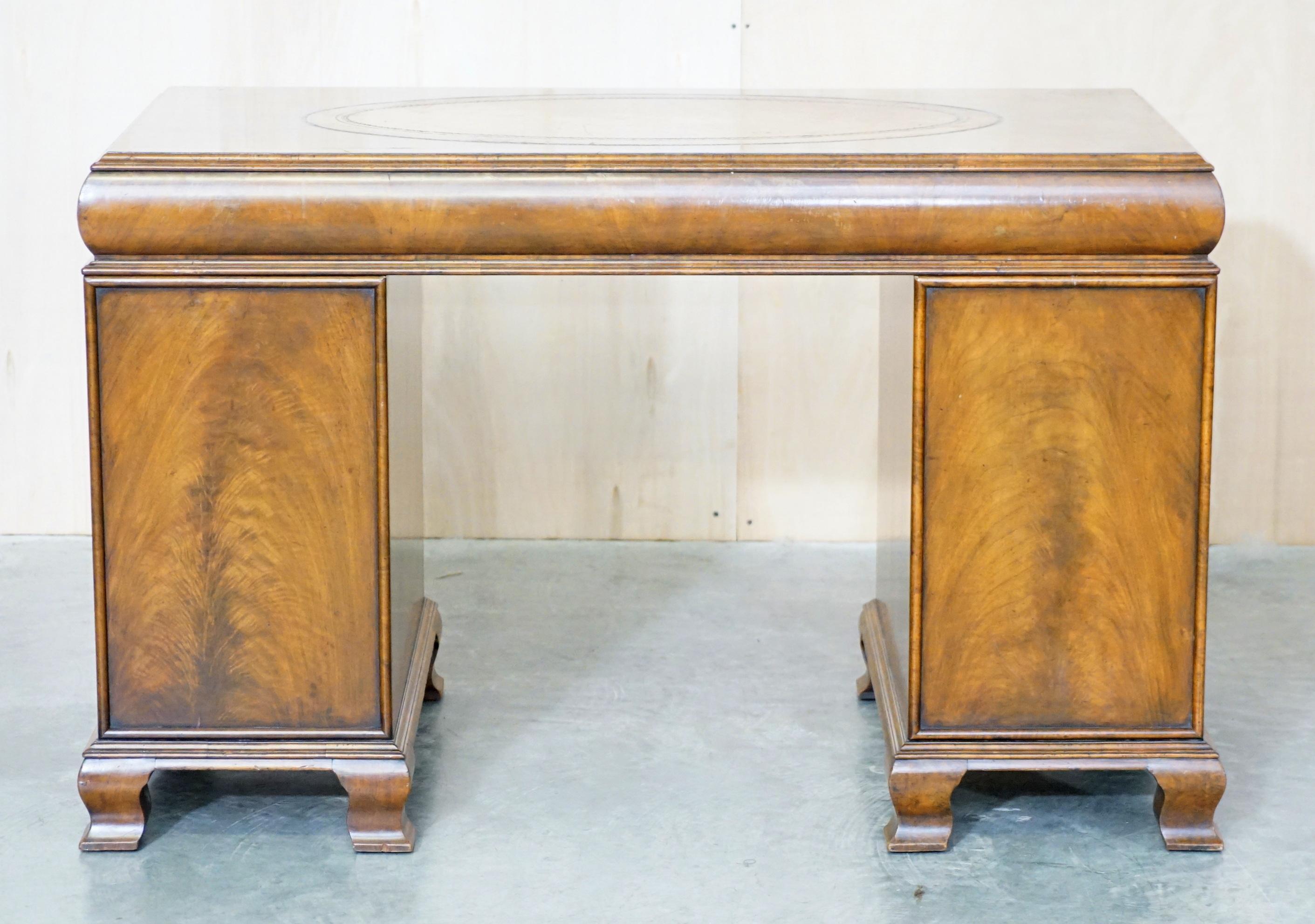 Fine bureau de partenaire victorien ancien en ronce de noyer avec tiroir à coussin en cuir marron en vente 3