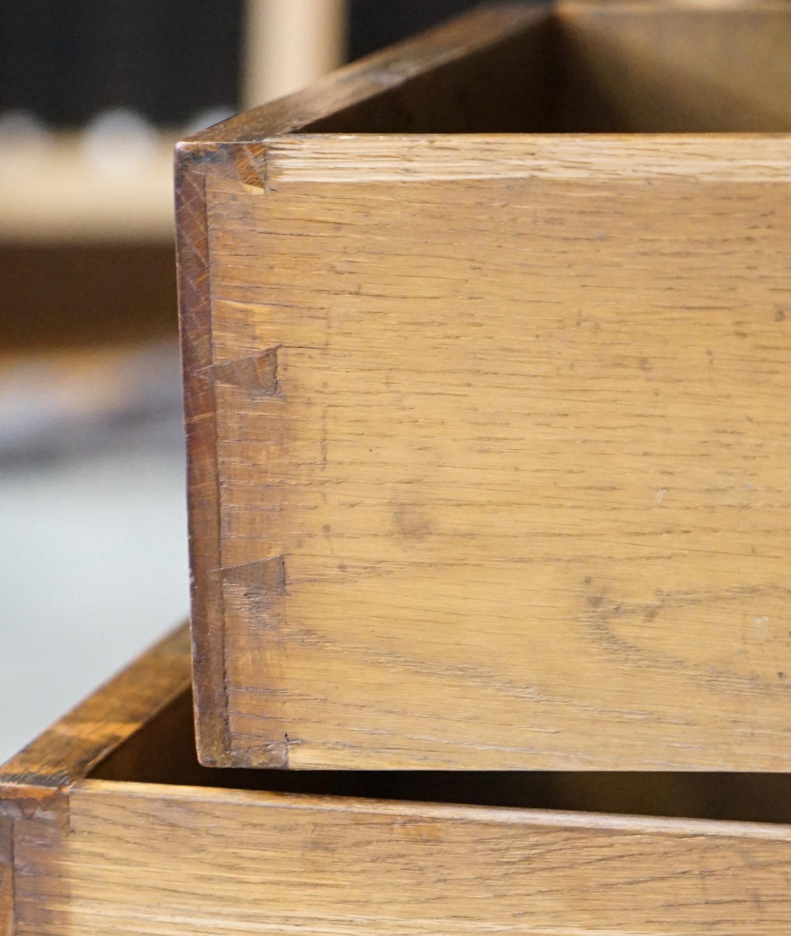 Fine bureau de partenaire victorien ancien en ronce de noyer avec tiroir à coussin en cuir marron en vente 8