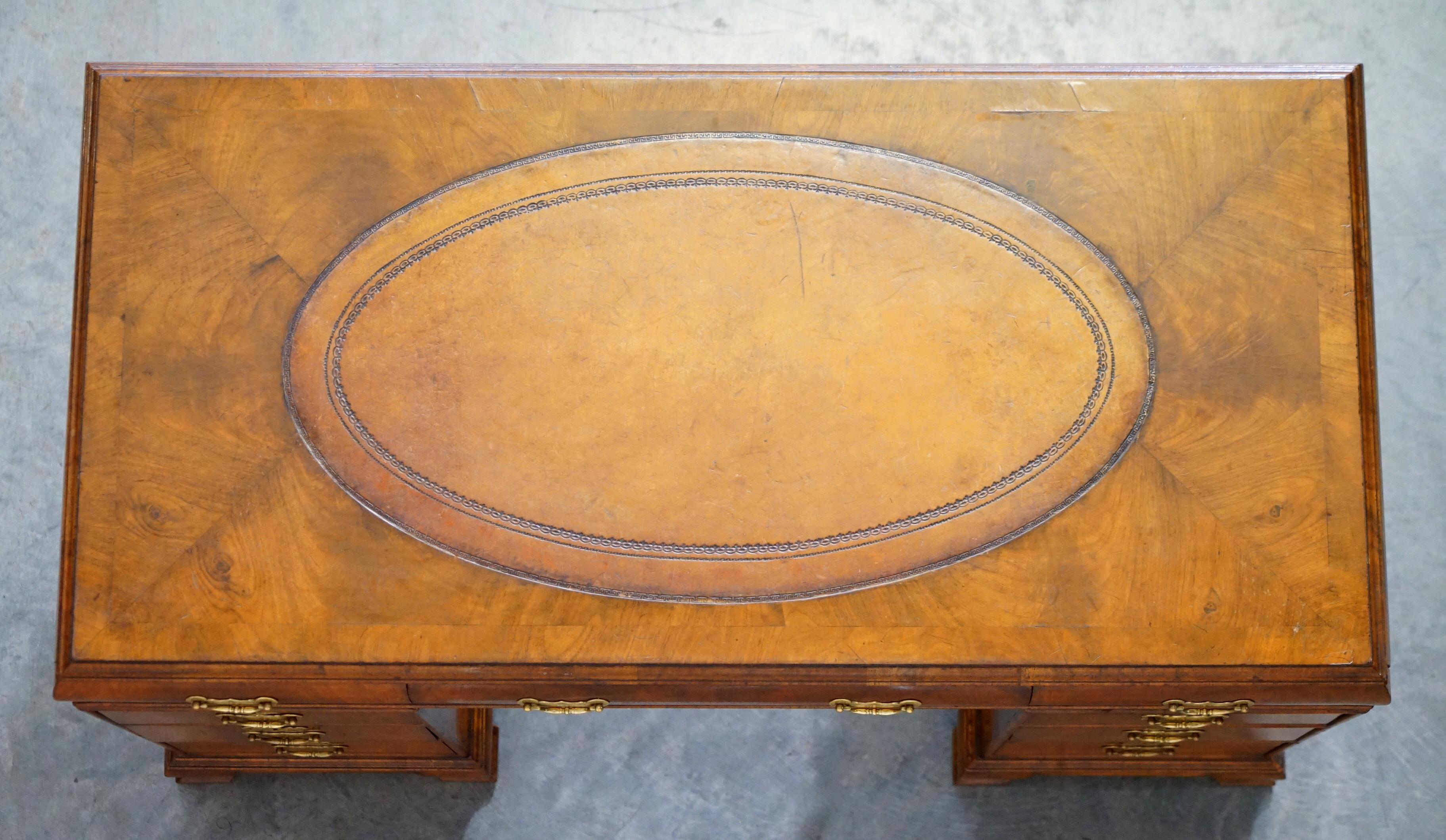 Fine bureau de partenaire victorien ancien en ronce de noyer avec tiroir à coussin en cuir marron en vente 9