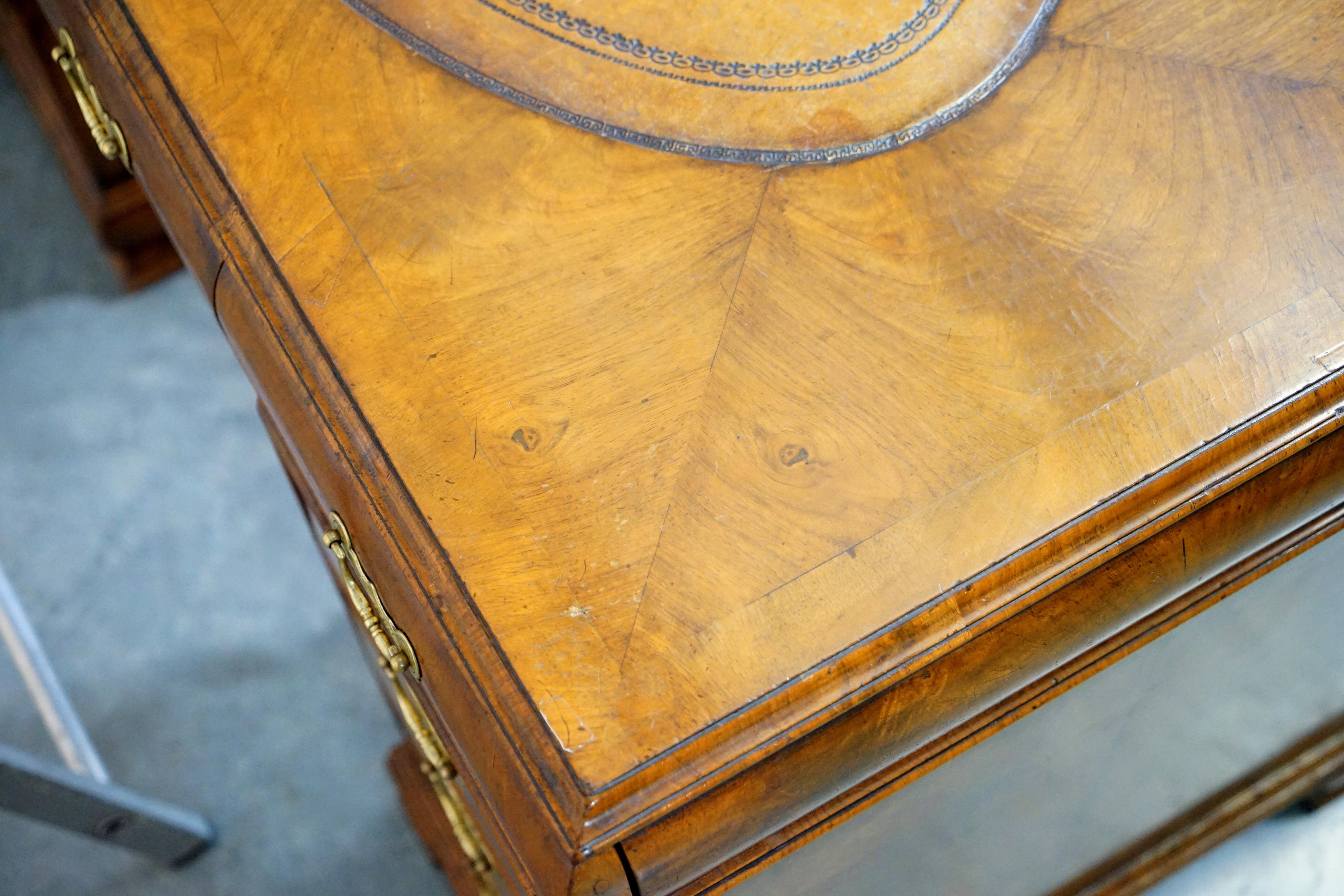 Fine bureau de partenaire victorien ancien en ronce de noyer avec tiroir à coussin en cuir marron en vente 12