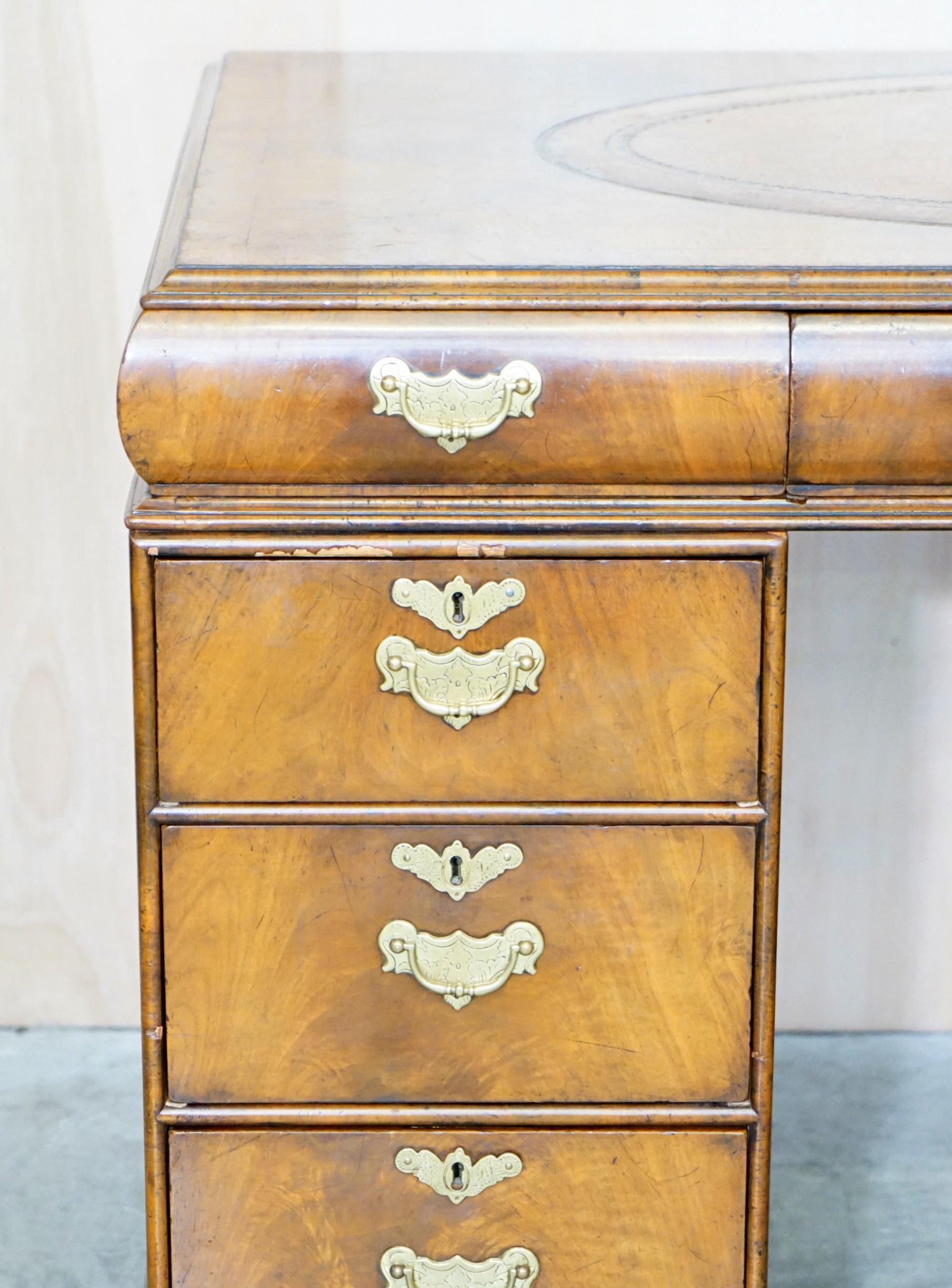 Anglais Fine bureau de partenaire victorien ancien en ronce de noyer avec tiroir à coussin en cuir marron en vente