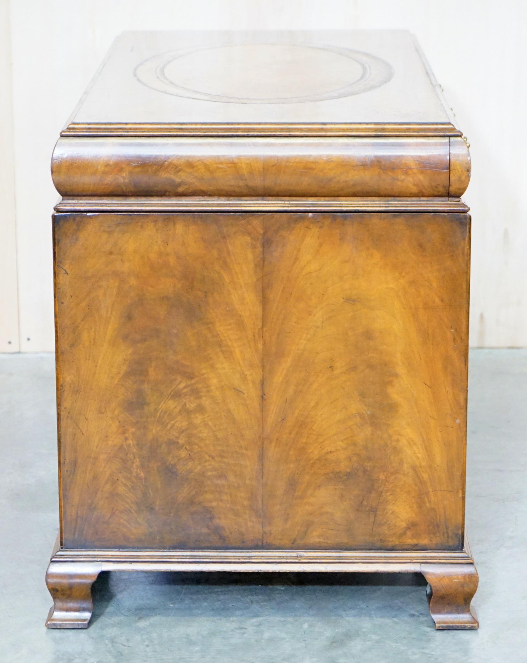 Fine bureau de partenaire victorien ancien en ronce de noyer avec tiroir à coussin en cuir marron en vente 2