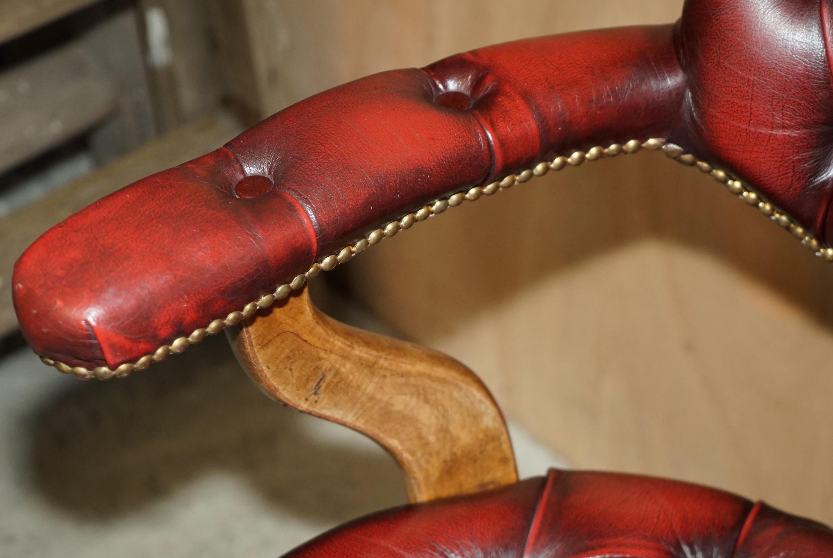 FINE ANTIQUE CHESTERFIELD TUFTED OXBLOOD CAPTAINS SWIVEL CHAIR EN CUIR DE CHESTERFIELD en vente 2