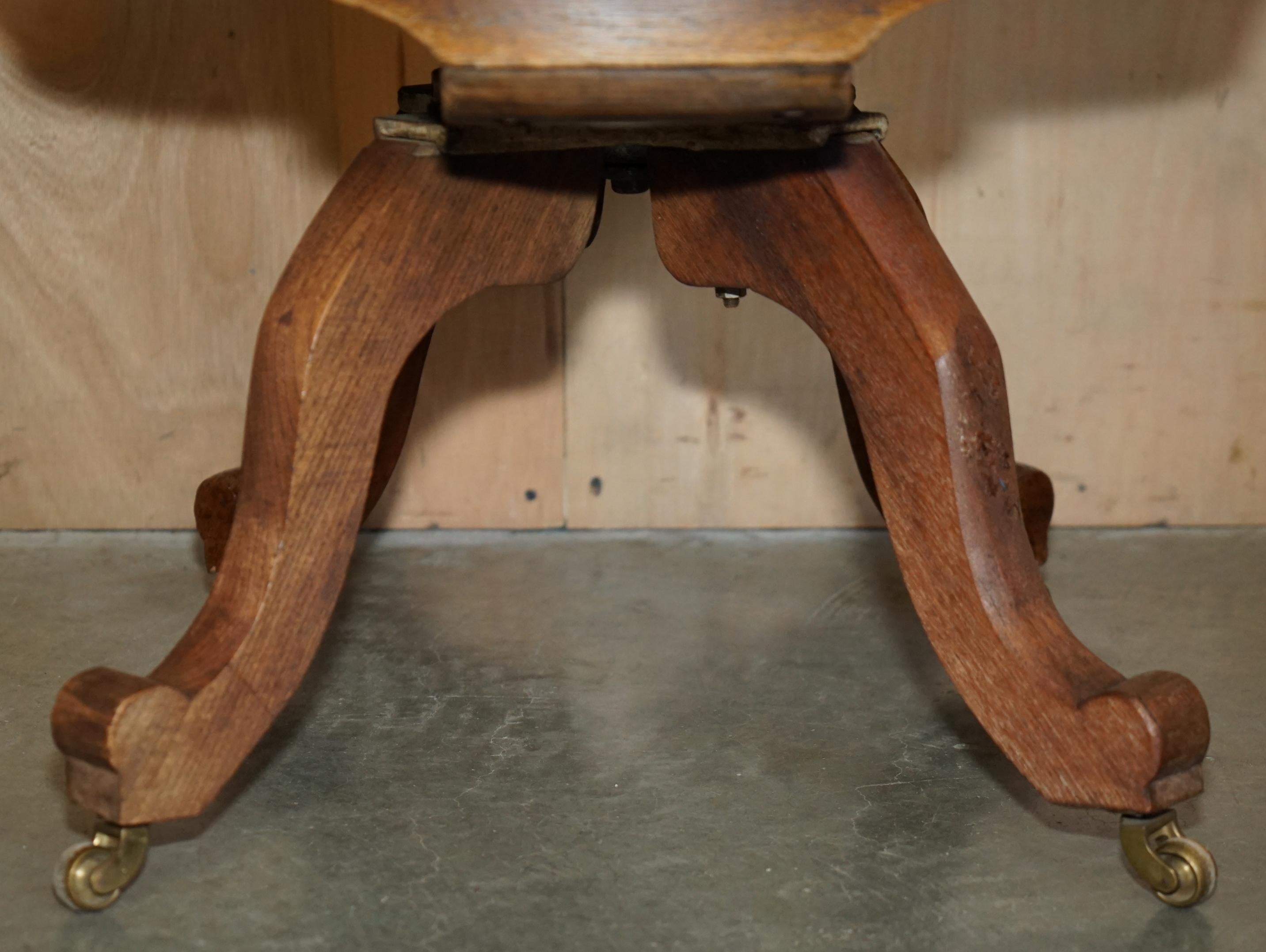 FINE ANTIQUE CHESTERFIELD TUFTED OXBLOOD CAPTAINS SWIVEL CHAIR EN CUIR DE CHESTERFIELD en vente 3