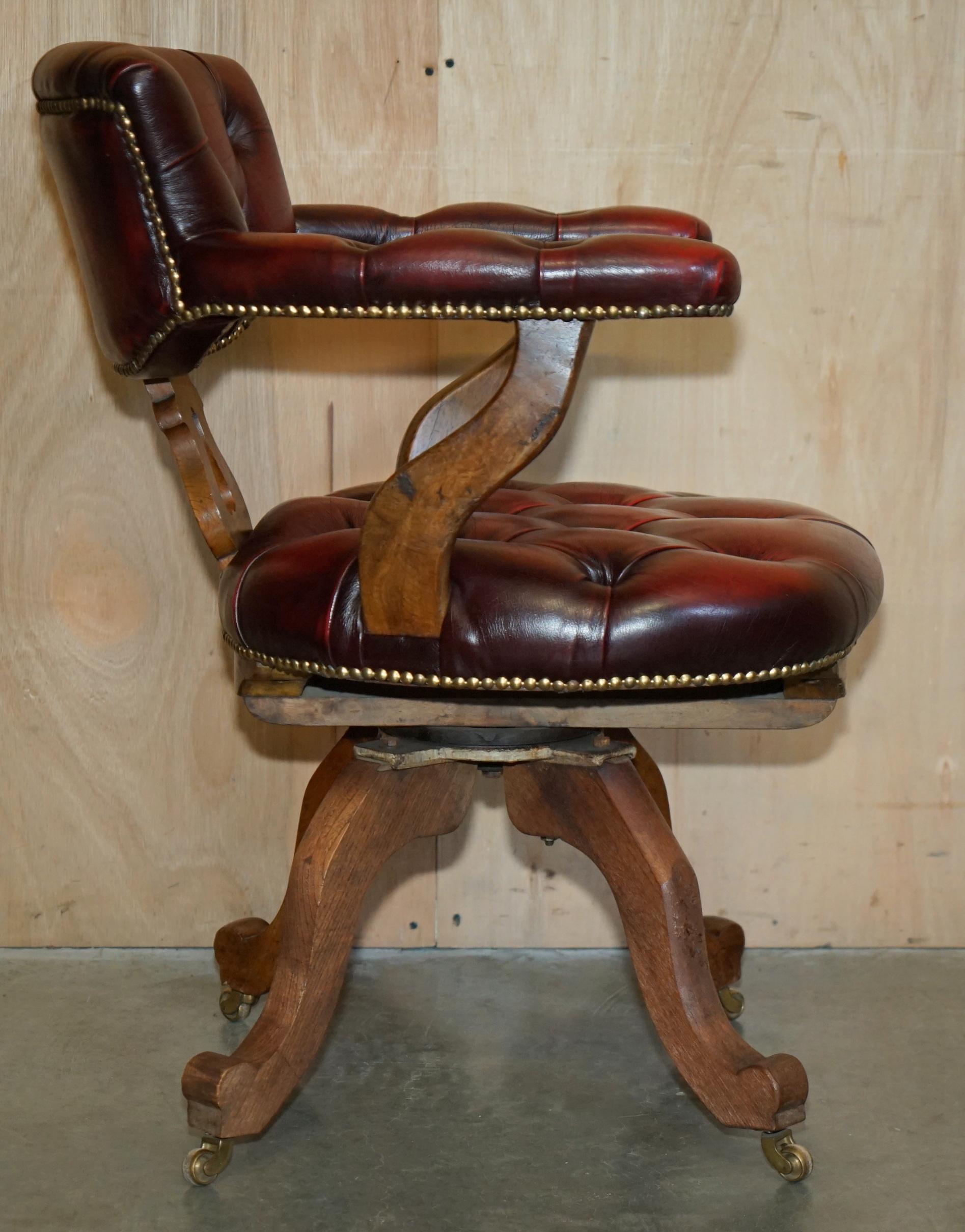 FINE ANTIQUE CHESTERFIELD TUFTED OXBLOOD CAPTAINS SWIVEL CHAIR EN CUIR DE CHESTERFIELD en vente 6