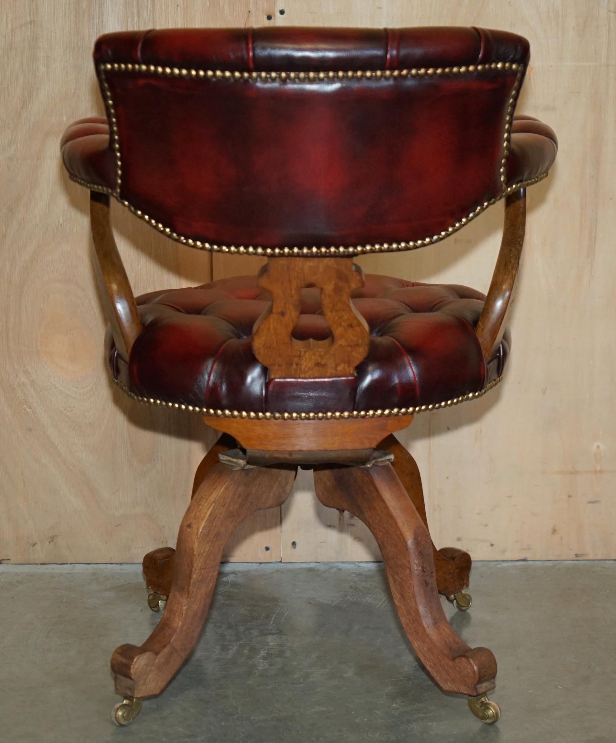 FINE ANTIQUE CHESTERFIELD TUFTED OXBLOOD CAPTAINS SWIVEL CHAIR EN CUIR DE CHESTERFIELD en vente 7