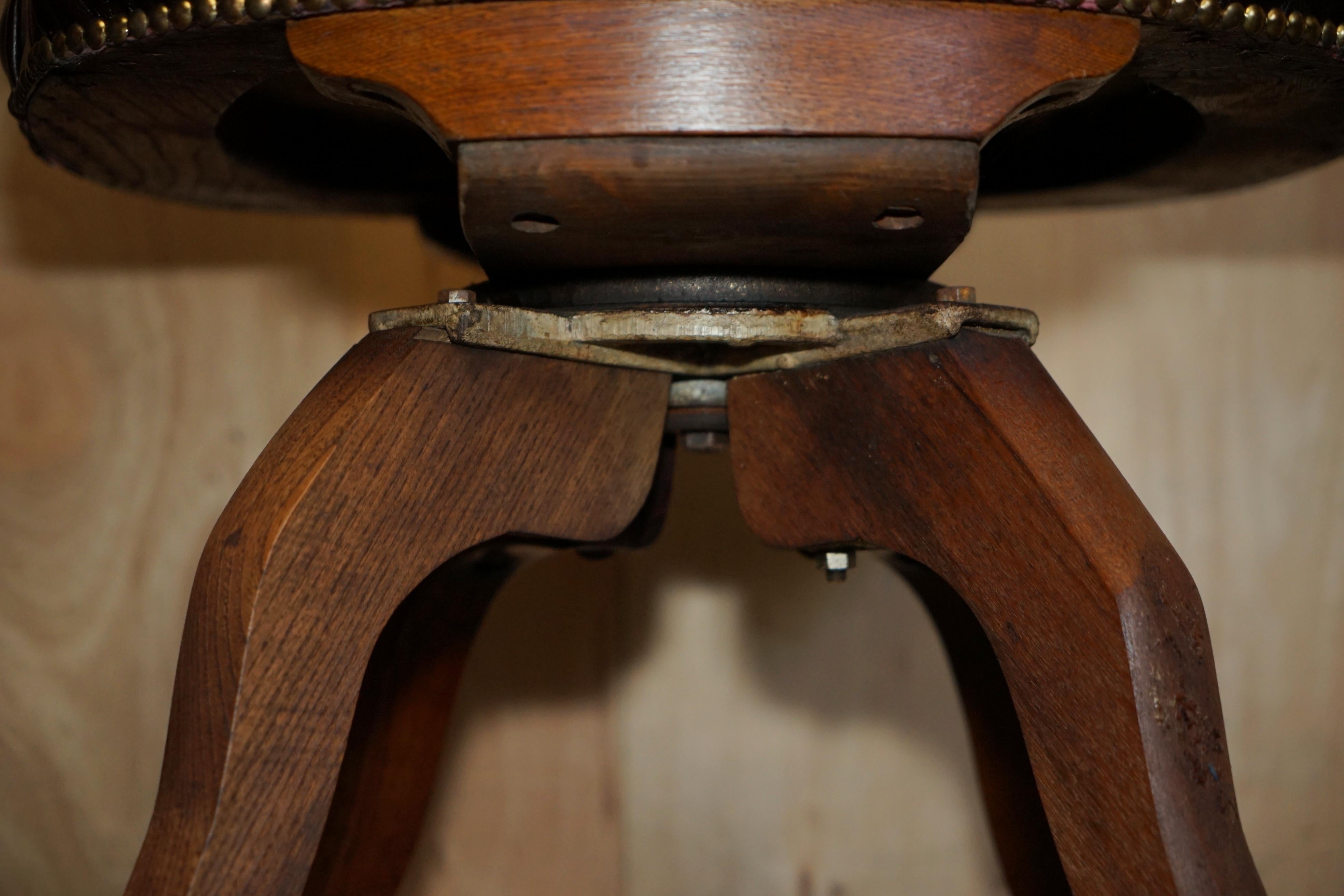 FINE ANTIQUE CHESTERFIELD TUFTED OXBLOOD CAPTAINS SWIVEL CHAIR EN CUIR DE CHESTERFIELD en vente 8