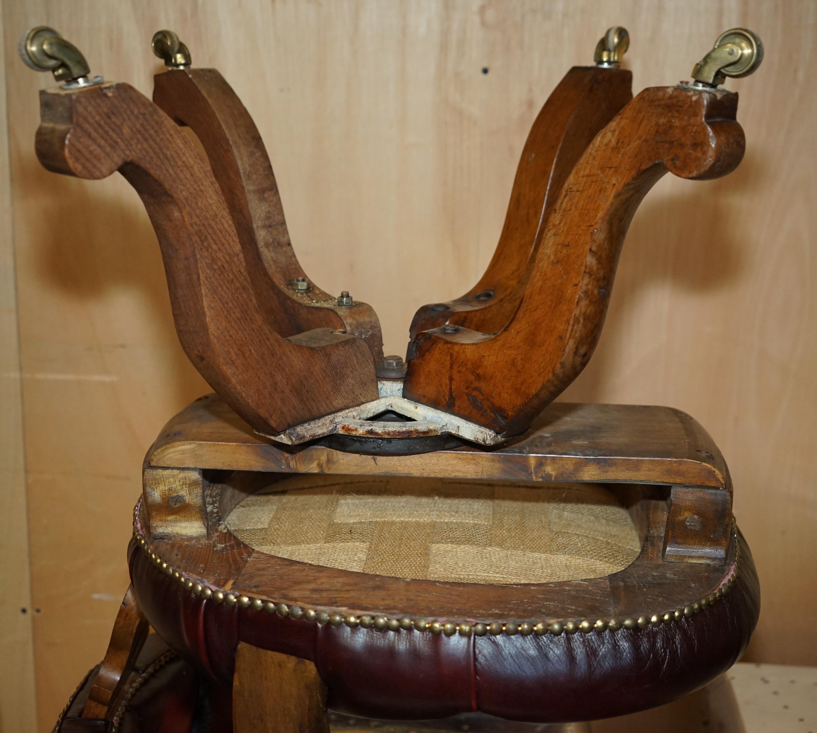 FINE ANTIQUE CHESTERFIELD TUFTED OXBLOOD CAPTAINS SWIVEL CHAIR EN CUIR DE CHESTERFIELD en vente 9