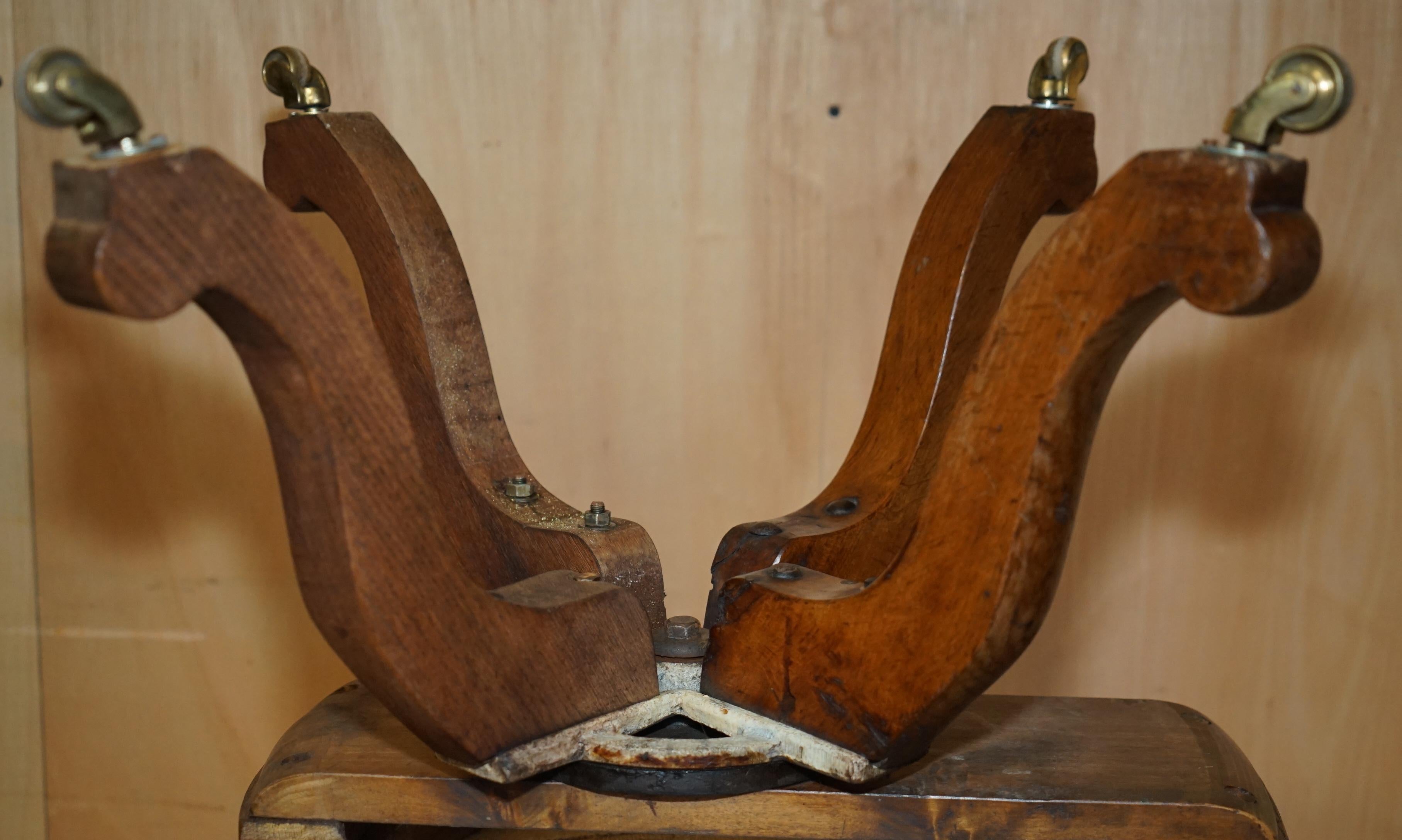 FINE ANTIQUE CHESTERFIELD TUFTED OXBLOOD CAPTAINS SWIVEL CHAIR EN CUIR DE CHESTERFIELD en vente 10